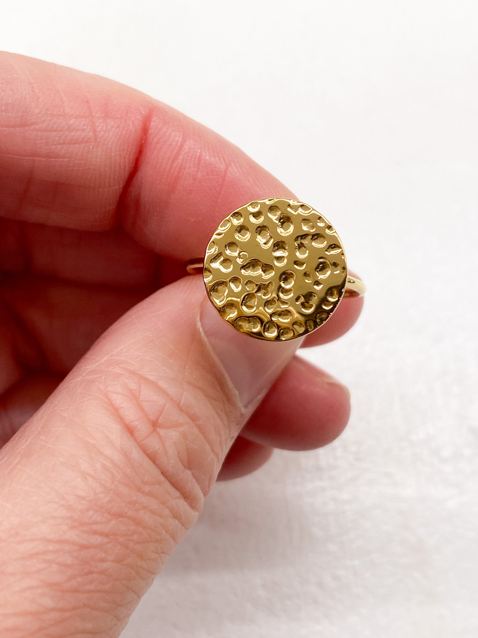 Bague fine cercle martelé en acier inoxydable