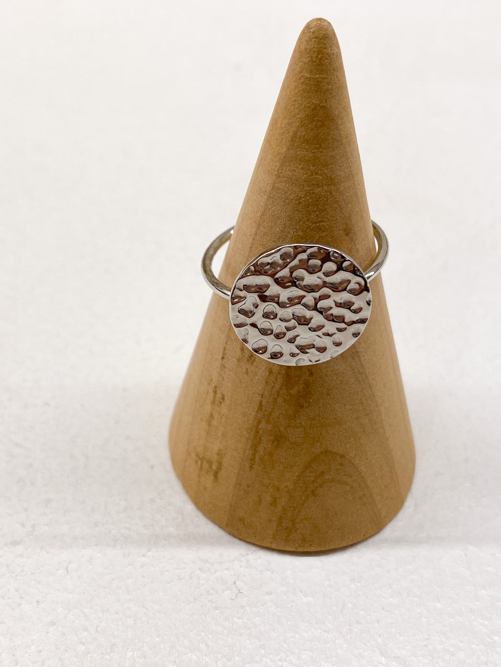 Bague fine cercle martelé en acier inoxydable