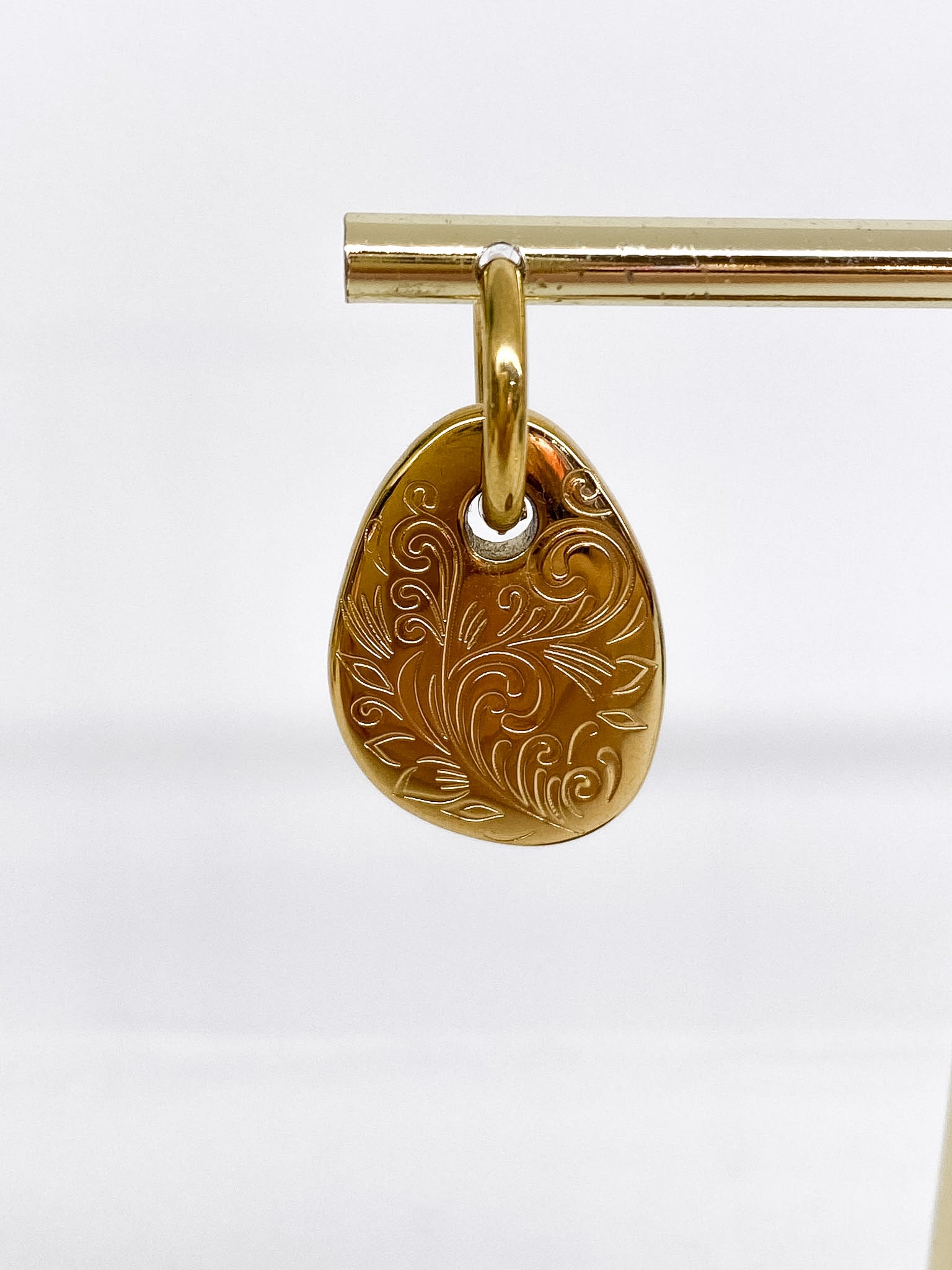 Créoles en acier inoxydable avec pendentif gravé