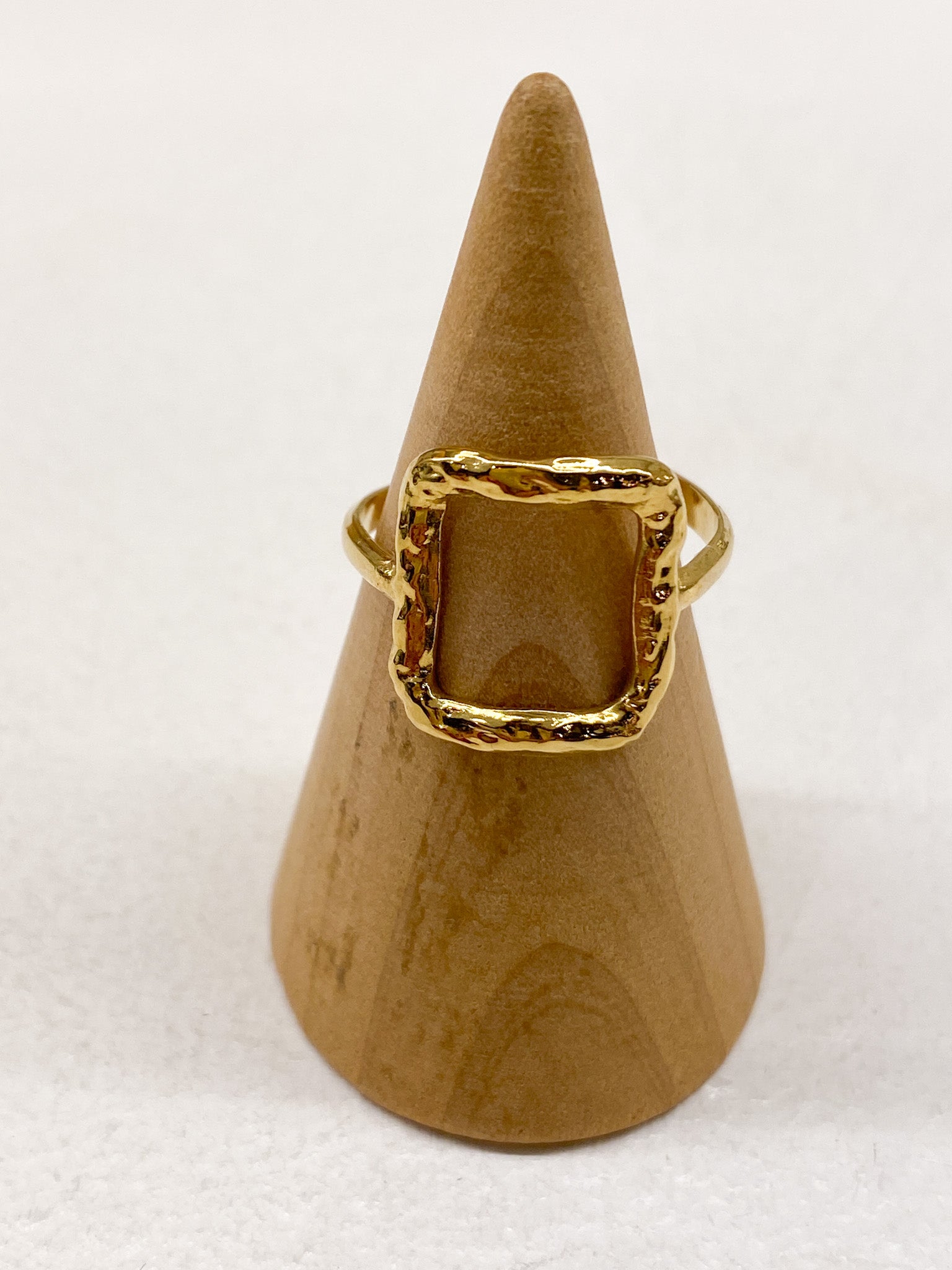 Bague fine en acier – carré martelé lumineux