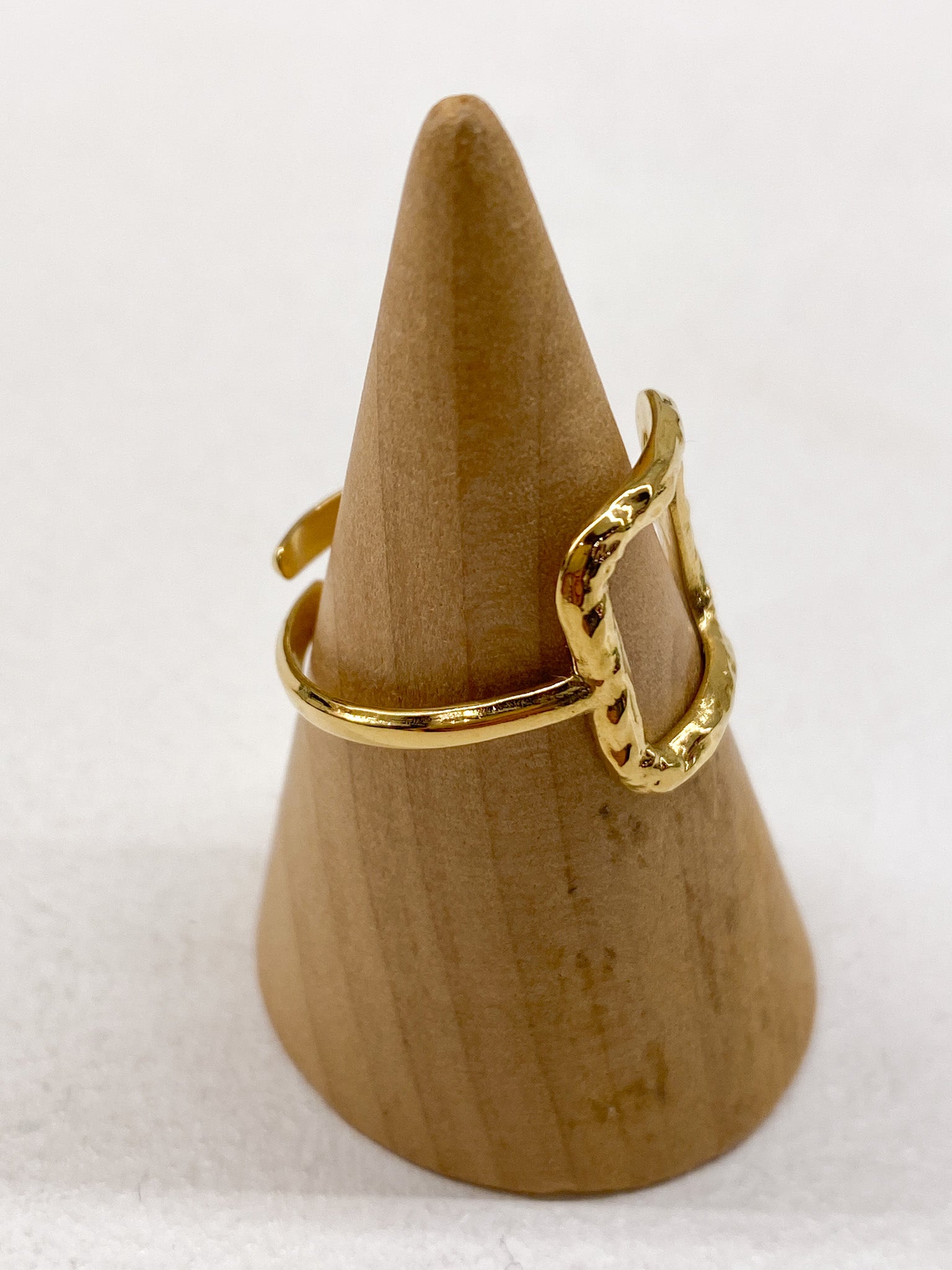 Bague fine en acier – carré martelé lumineux