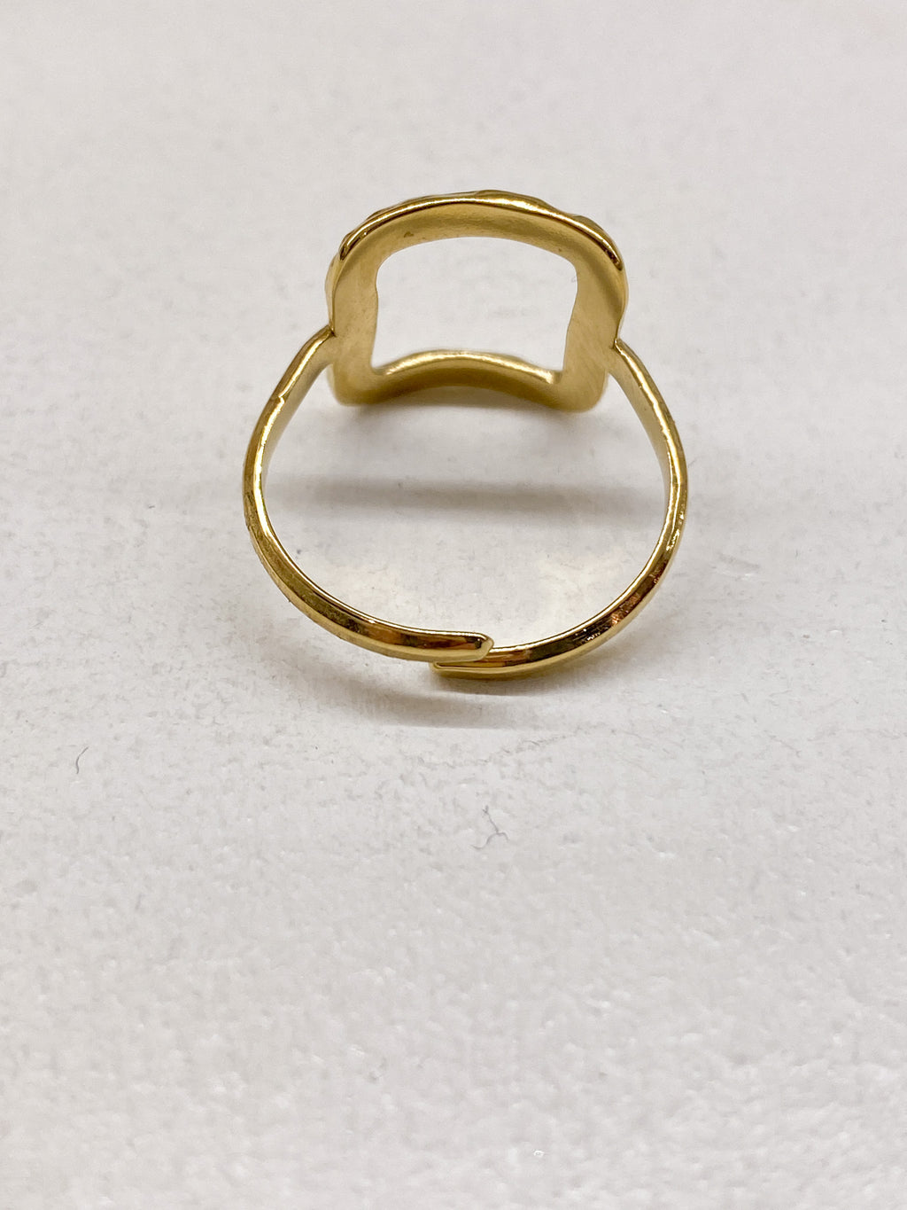 Bague fine en acier – carré martelé lumineux