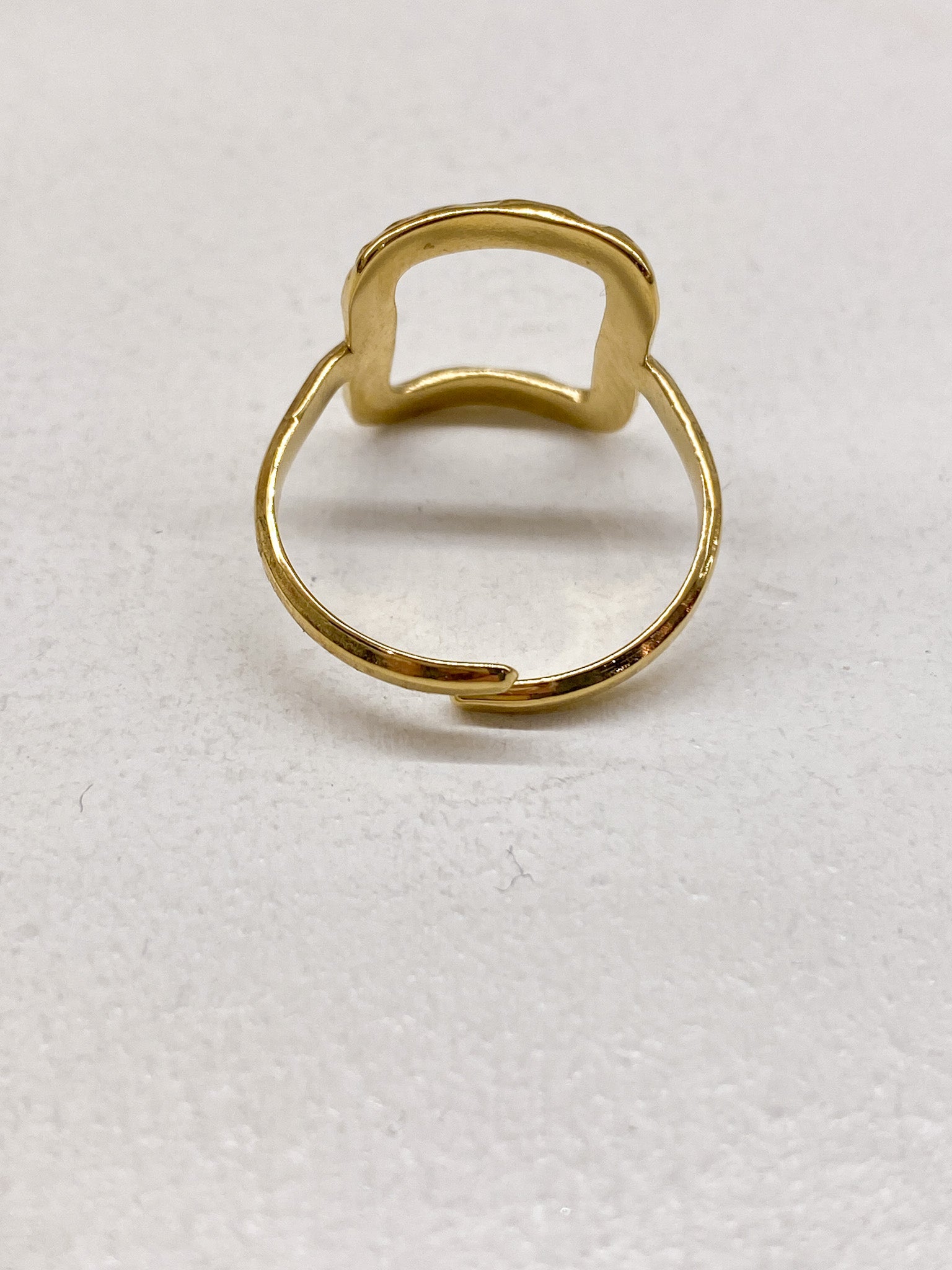 Bague fine en acier – carré martelé lumineux