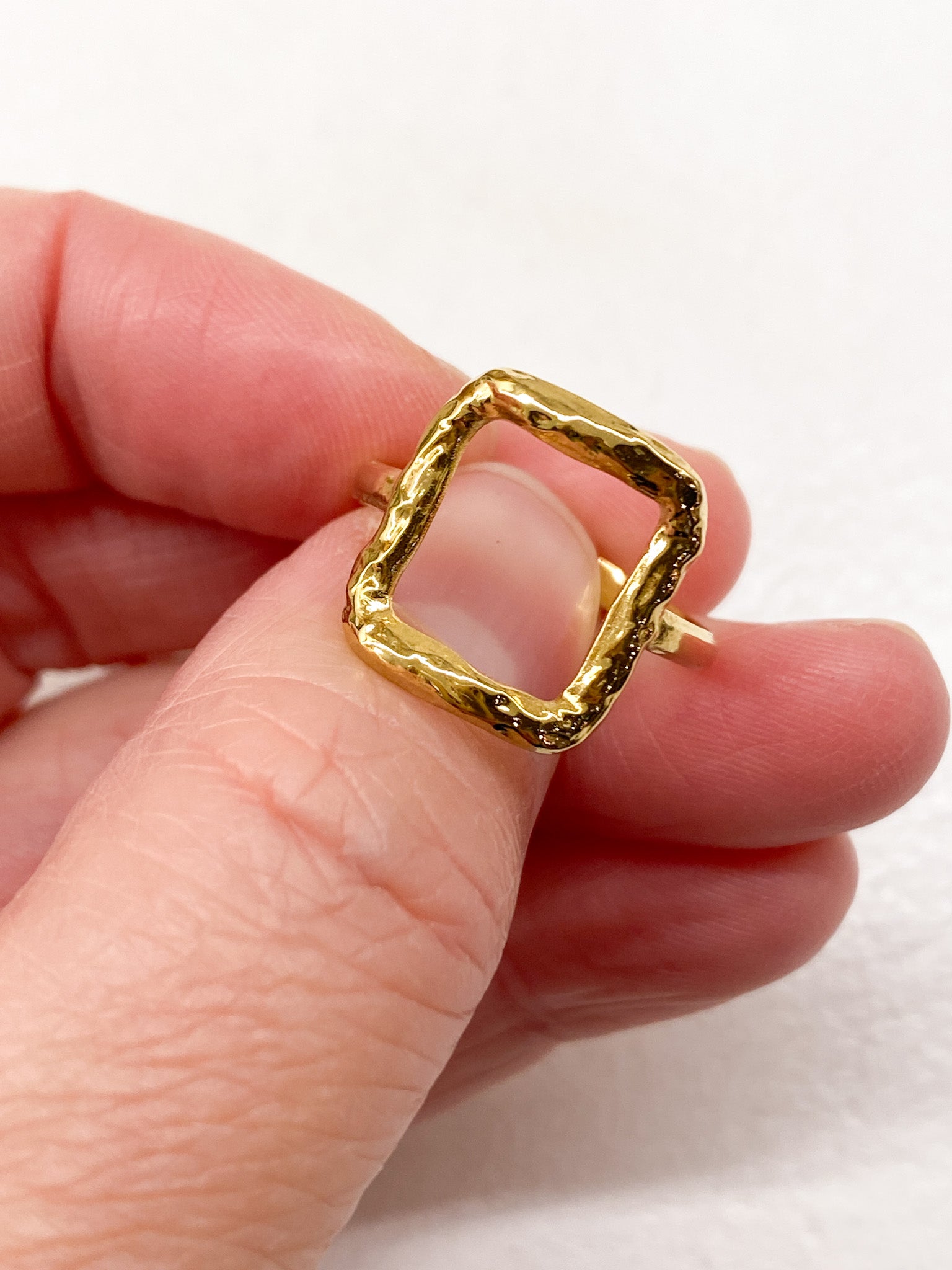 Bague fine en acier – carré martelé lumineux