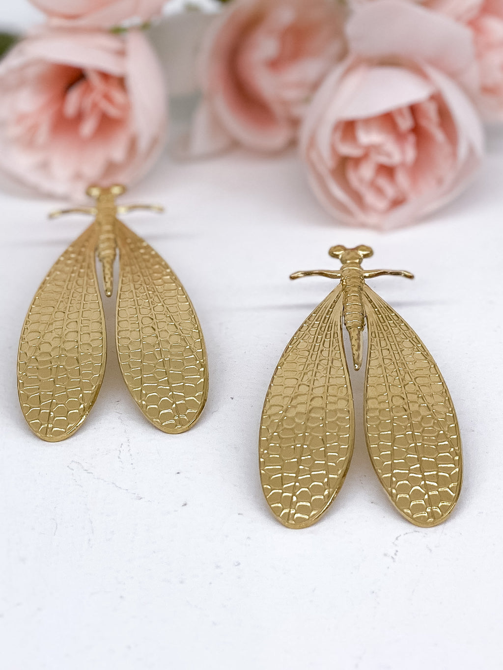 Boucles d’oreilles longues dorées avec libellule