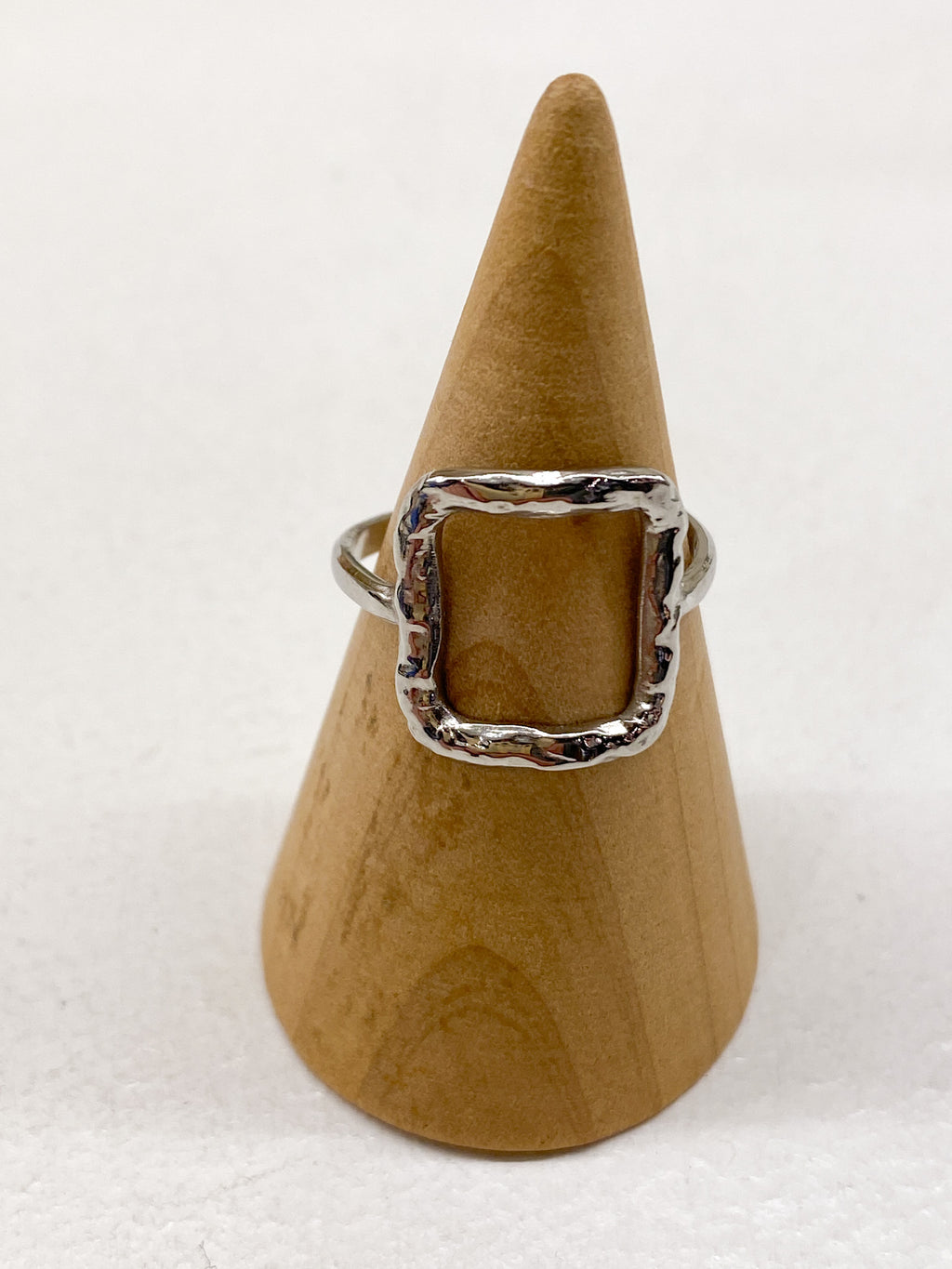 Bague fine en acier – carré martelé lumineux
