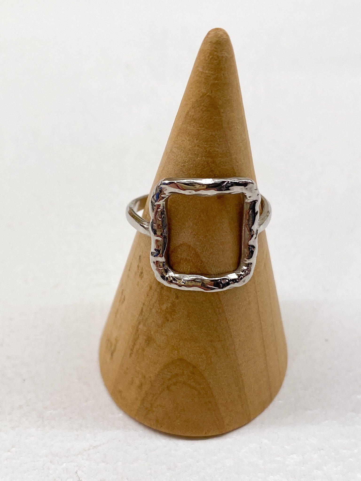 Bague fine en acier – carré martelé lumineux