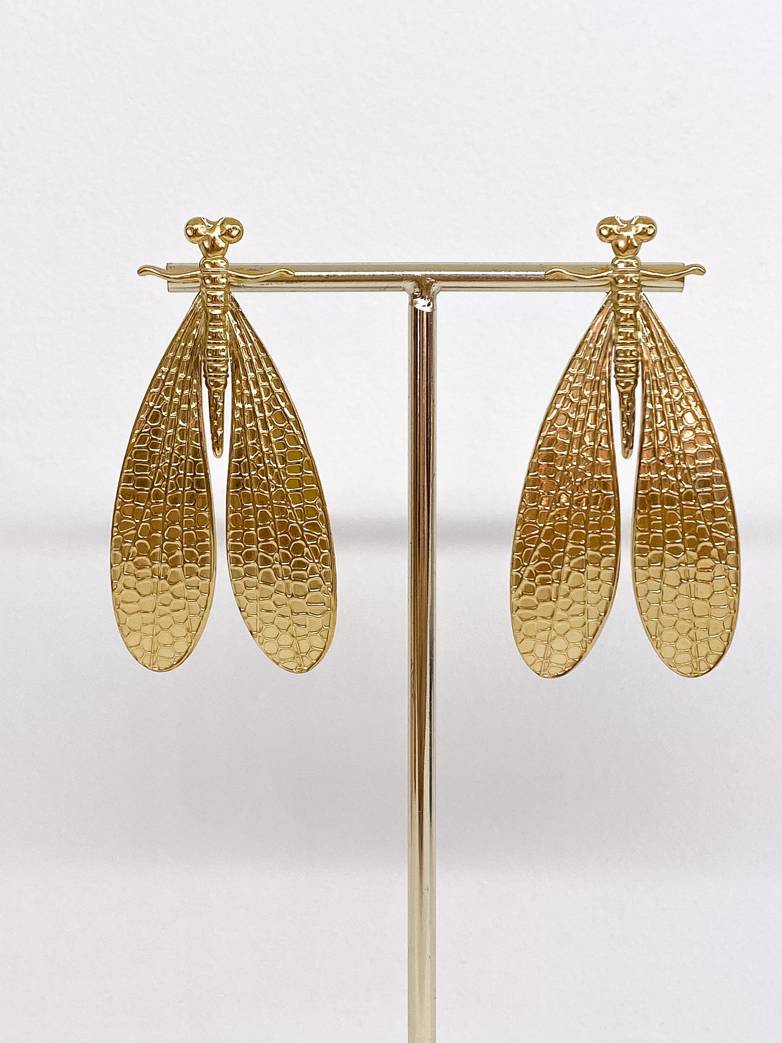 Boucles d’oreilles longues dorées avec libellule