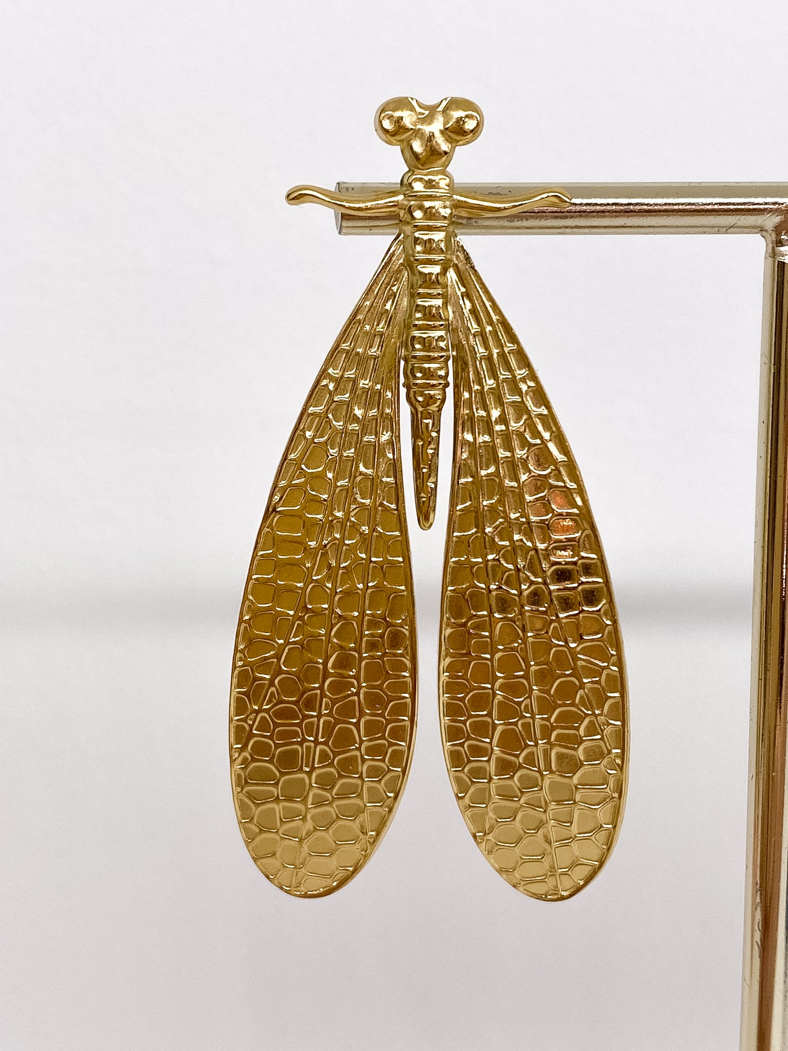Boucles d’oreilles longues dorées avec libellule