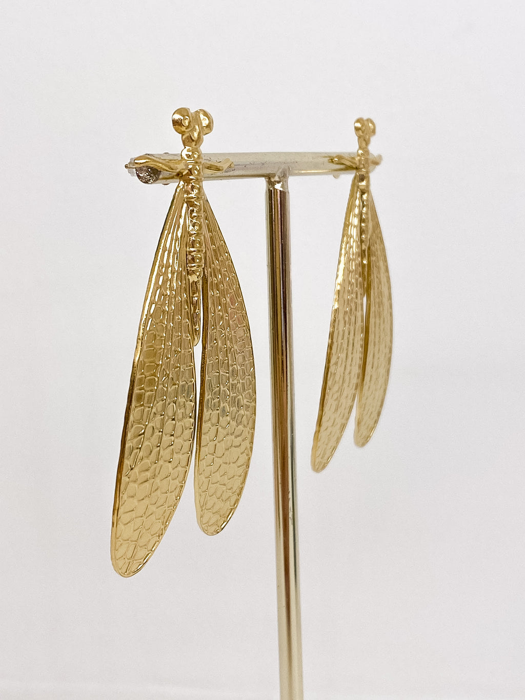 Boucles d’oreilles longues dorées avec libellule