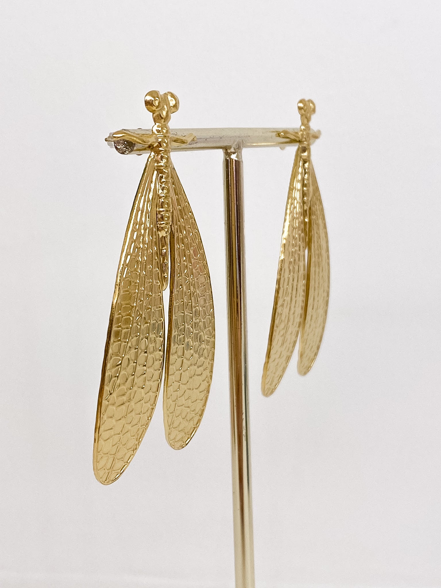 Boucles d’oreilles longues dorées avec libellule