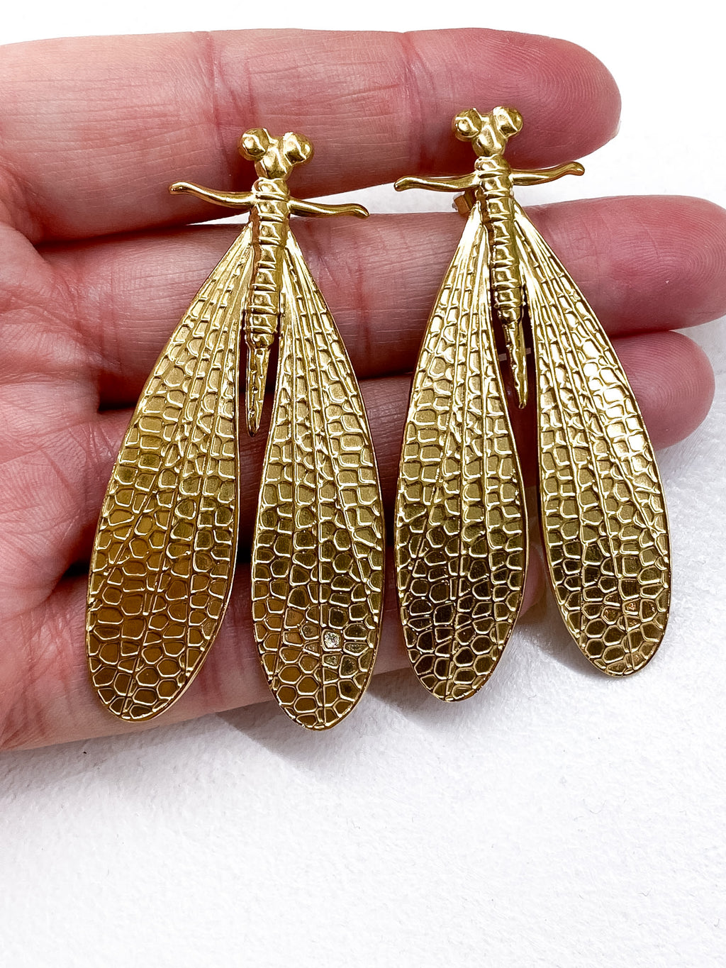 Boucles d’oreilles longues dorées avec libellule