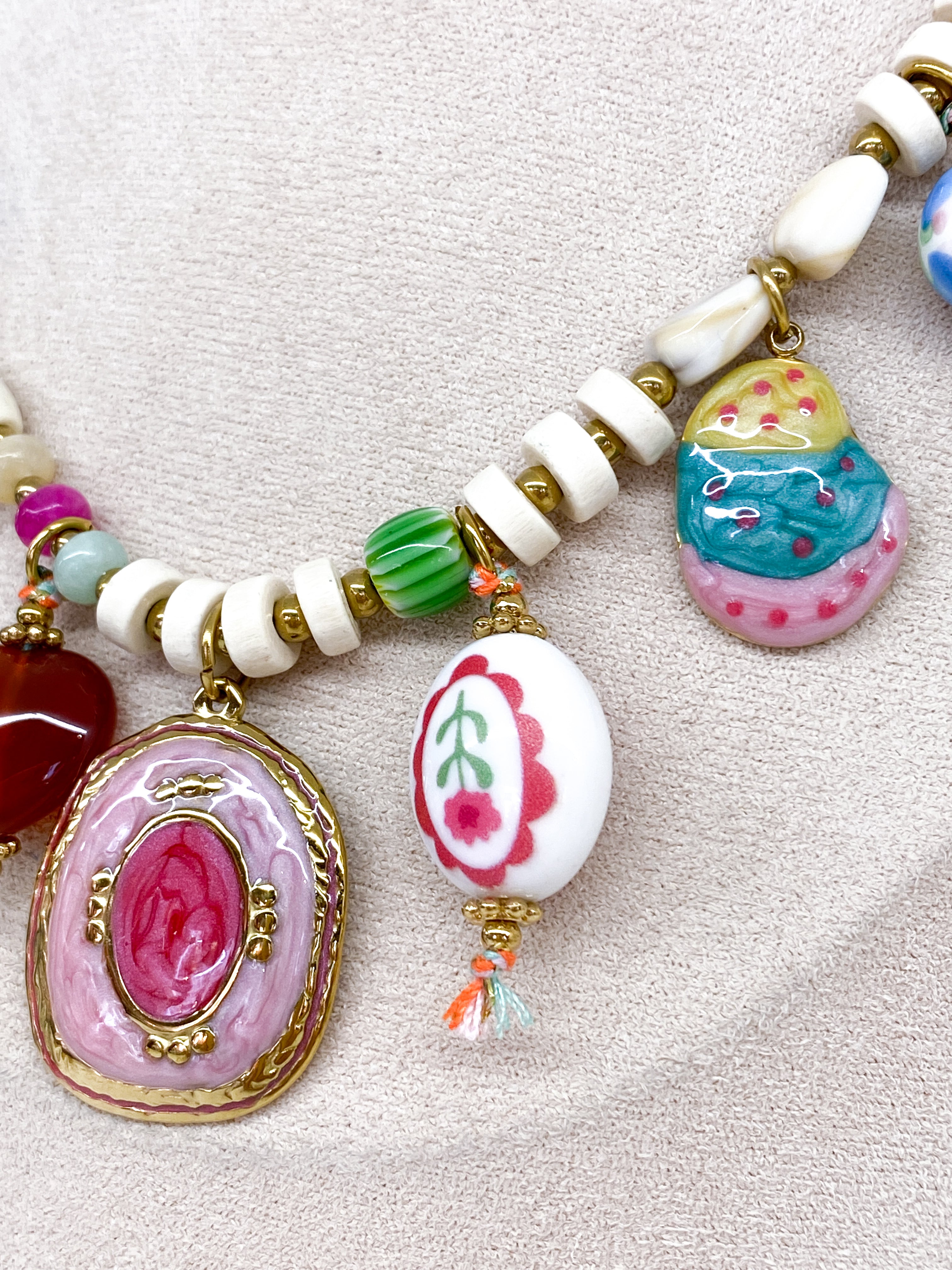 Collier perles fantaisie et pampilles colorées