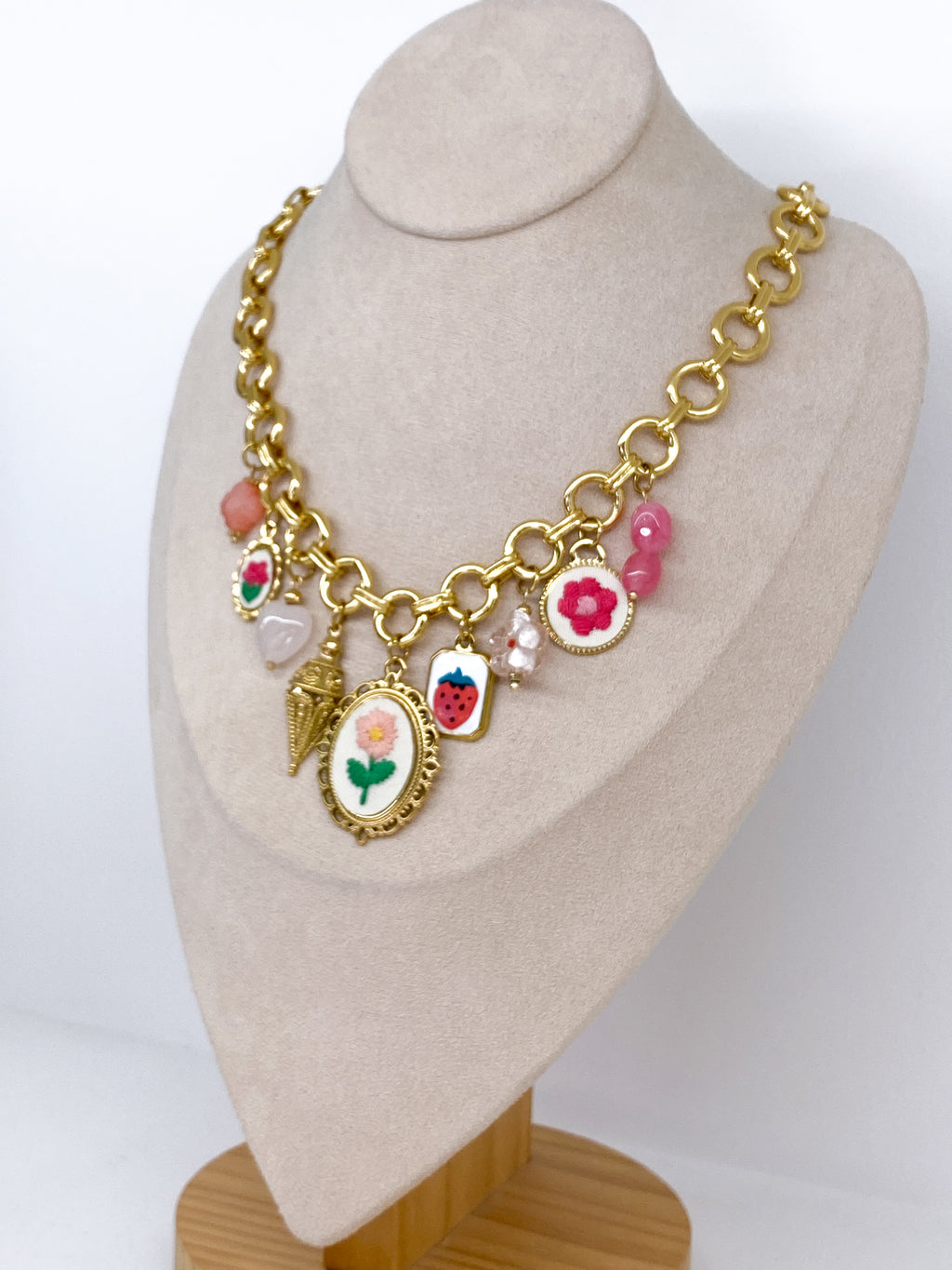 Collier grosse chaîne dorée avec pampilles roses