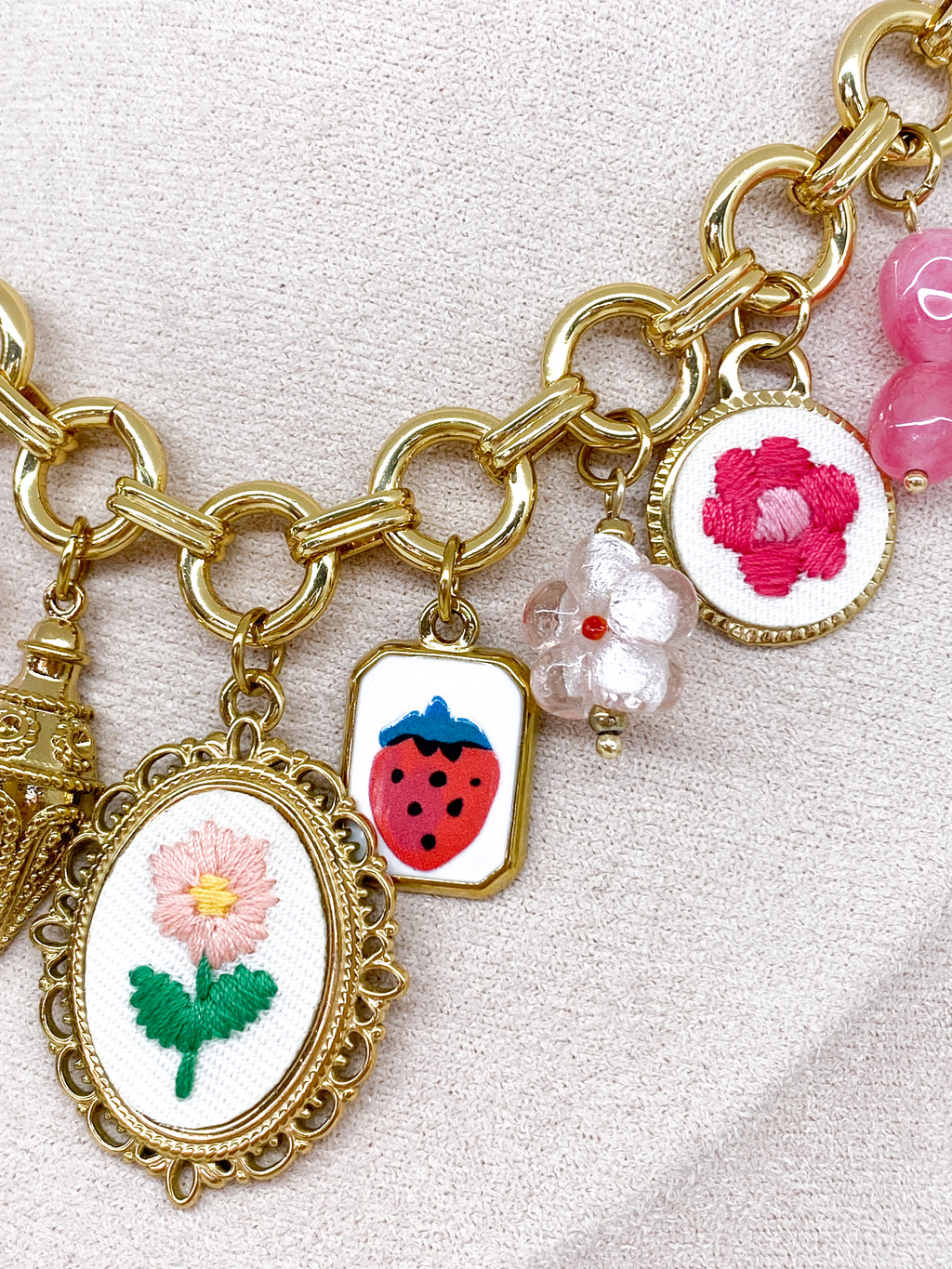 Collier grosse chaîne dorée avec pampilles roses