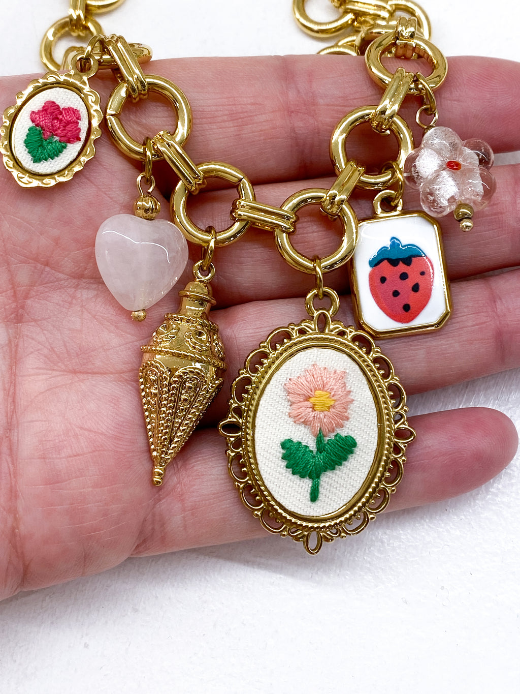 Collier grosse chaîne dorée avec pampilles roses