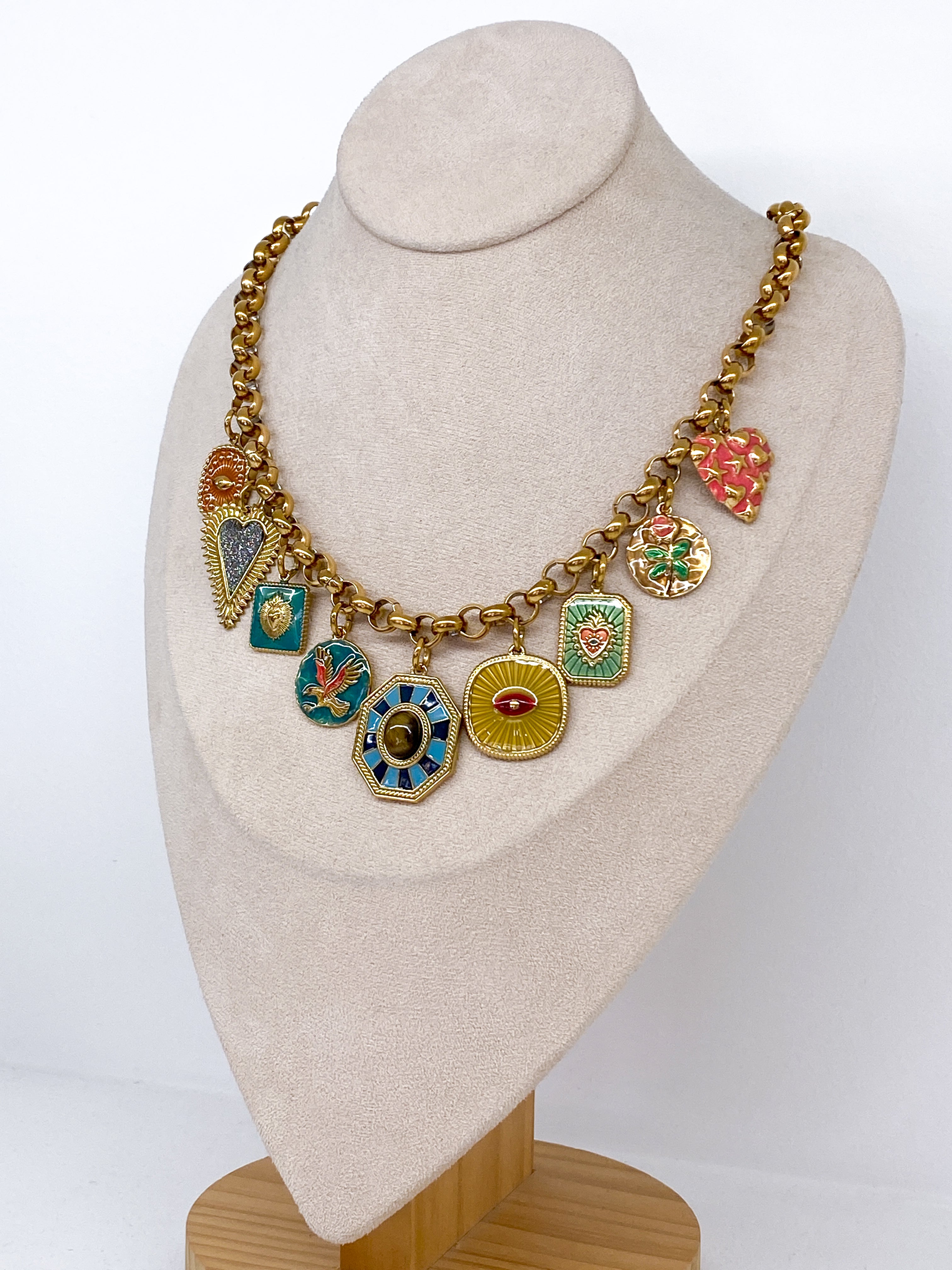 Collier chaîne dorée large avec pampilles émaillées
