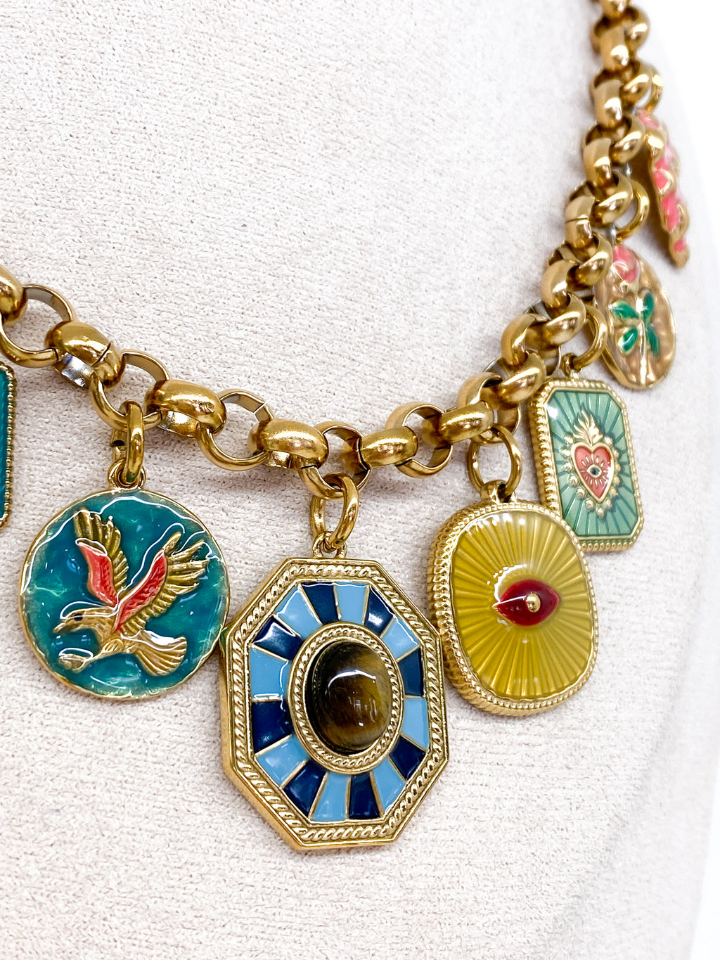 Collier chaîne dorée large avec pampilles émaillées