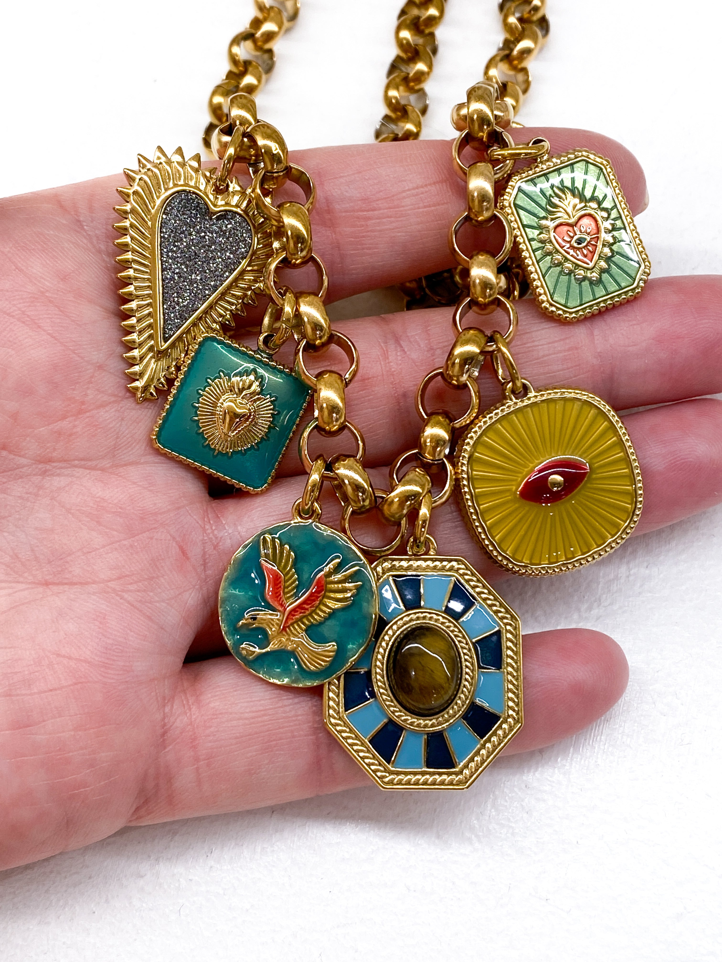 Collier chaîne dorée large avec pampilles émaillées