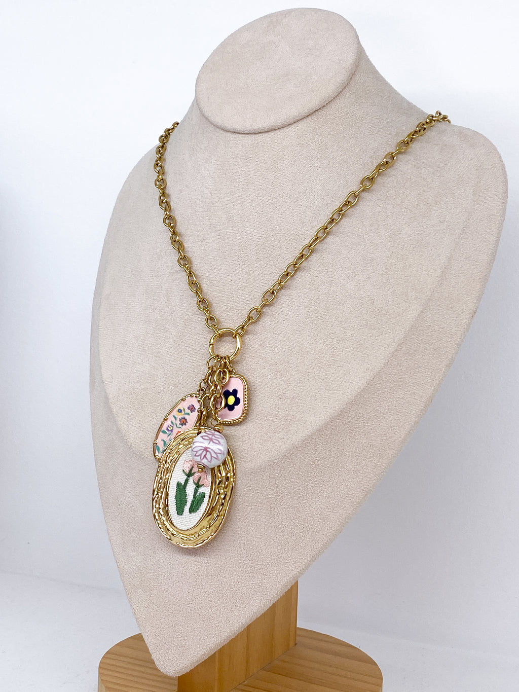 Sautoir chaîne dorée avec pendentifs floraux