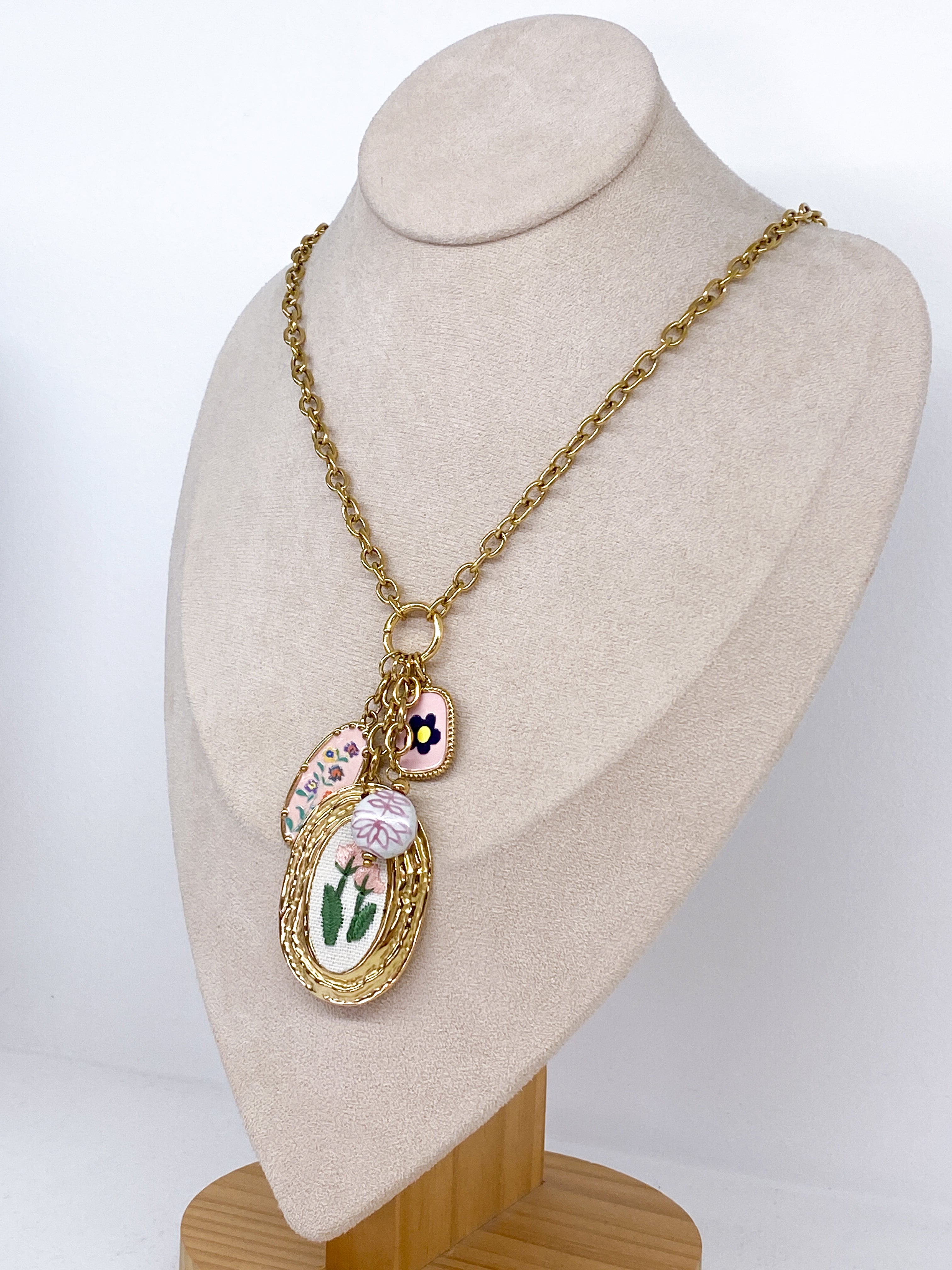 Sautoir chaîne dorée avec pendentifs floraux
