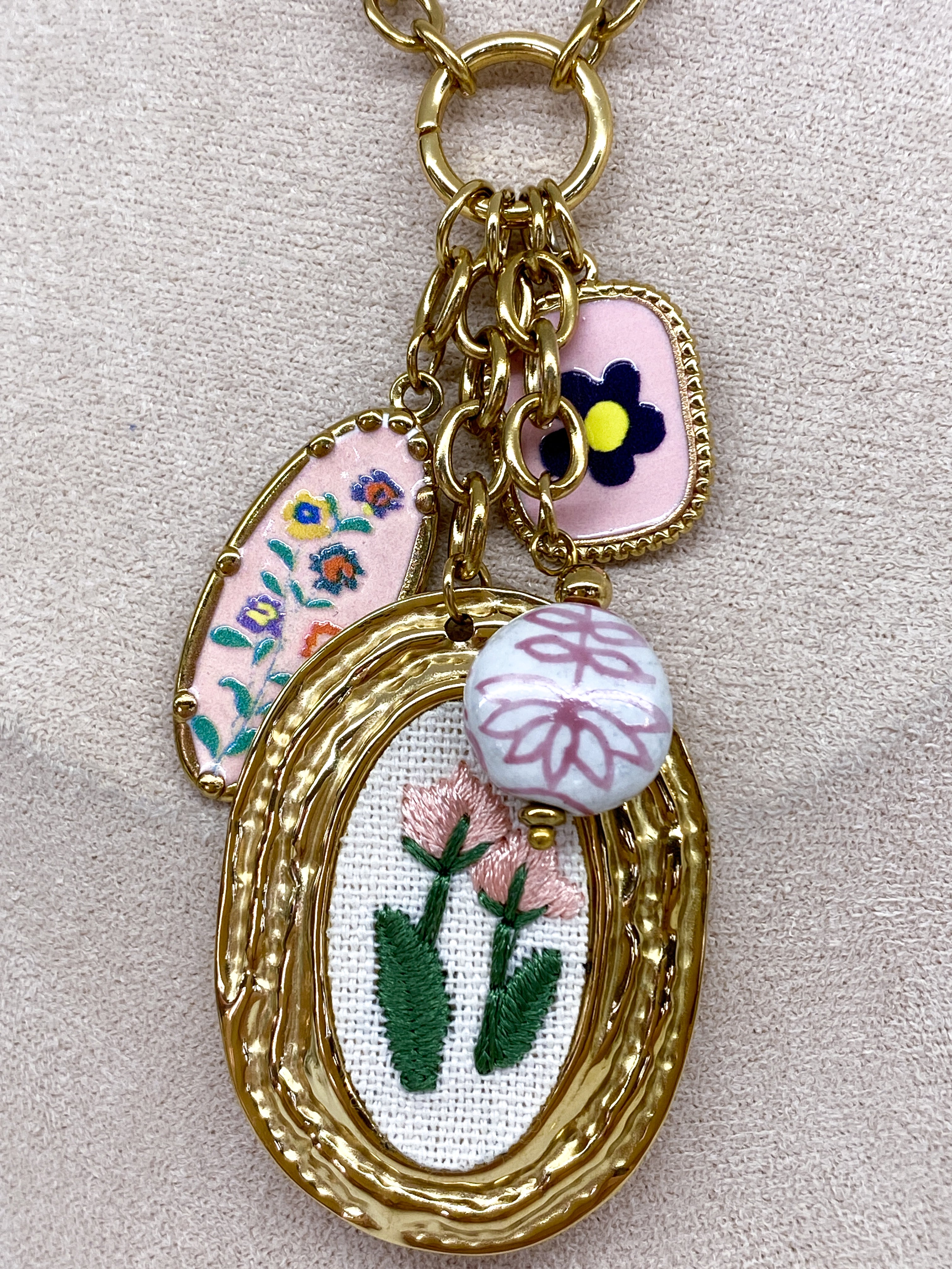 Sautoir chaîne dorée avec pendentifs floraux