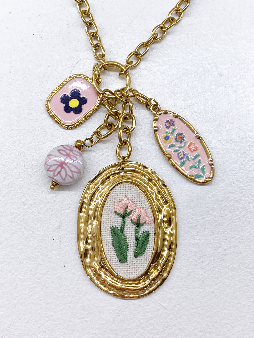 Sautoir chaîne dorée avec pendentifs floraux