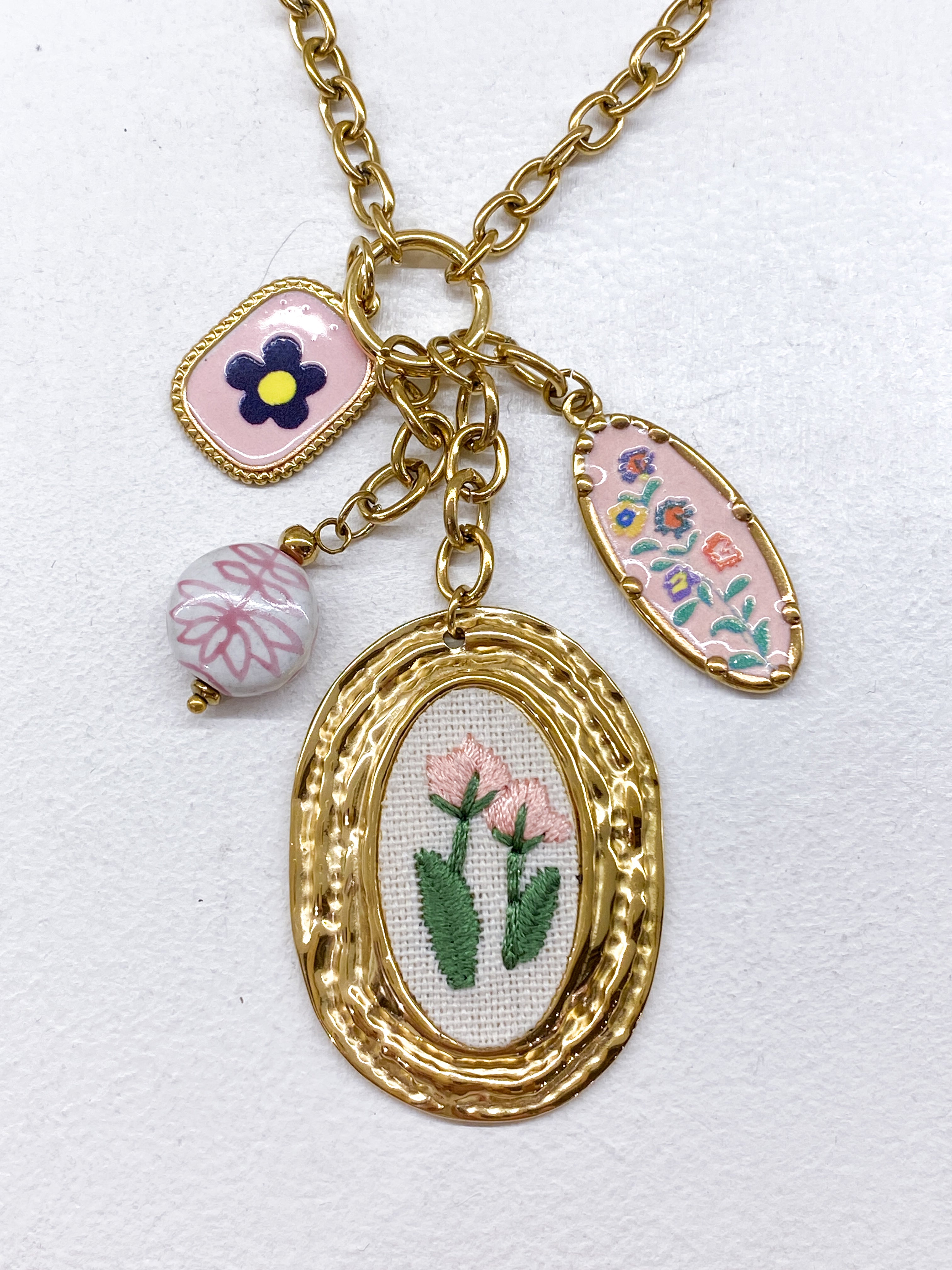 Sautoir chaîne dorée avec pendentifs floraux
