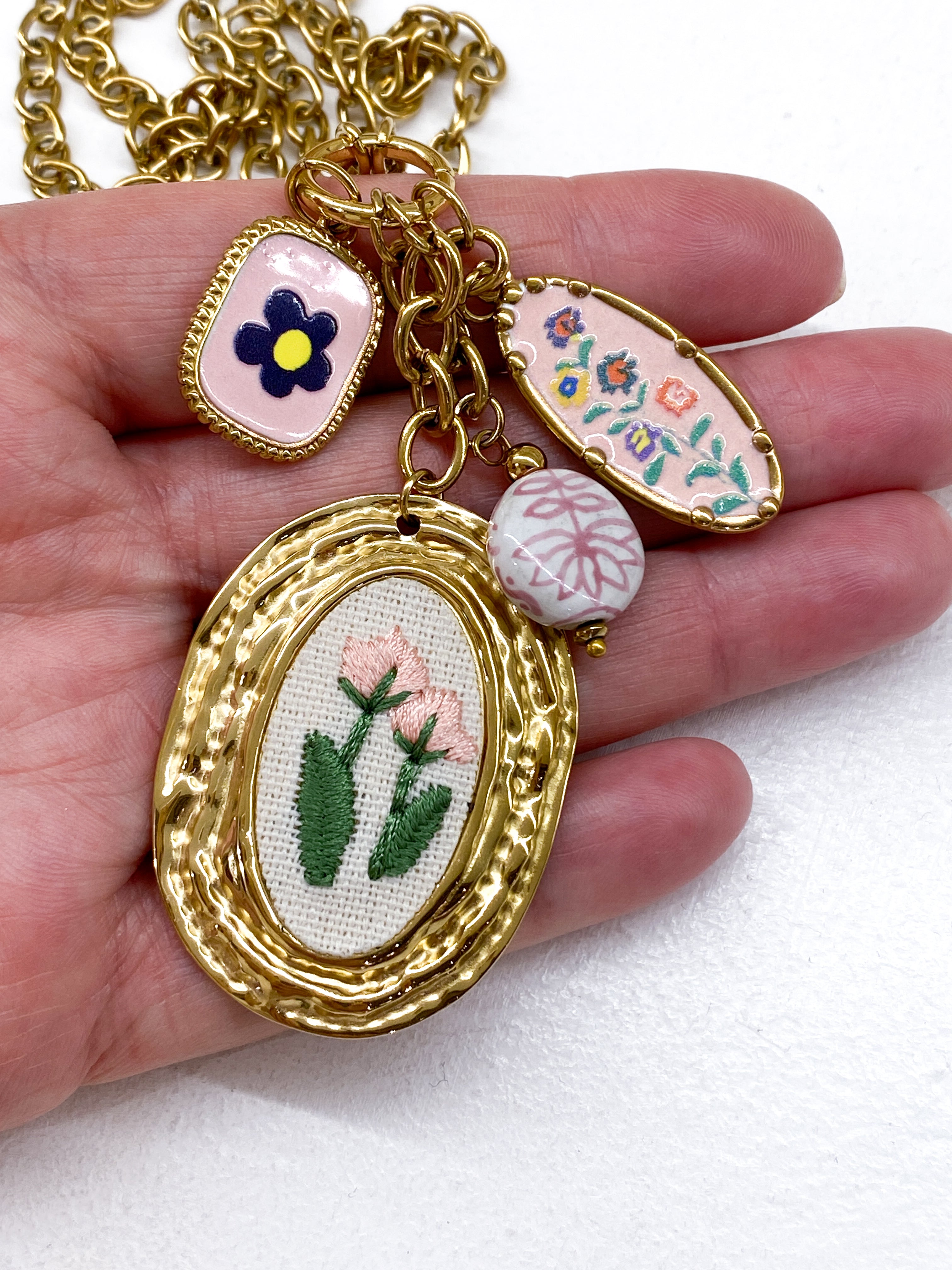 Sautoir chaîne dorée avec pendentifs floraux