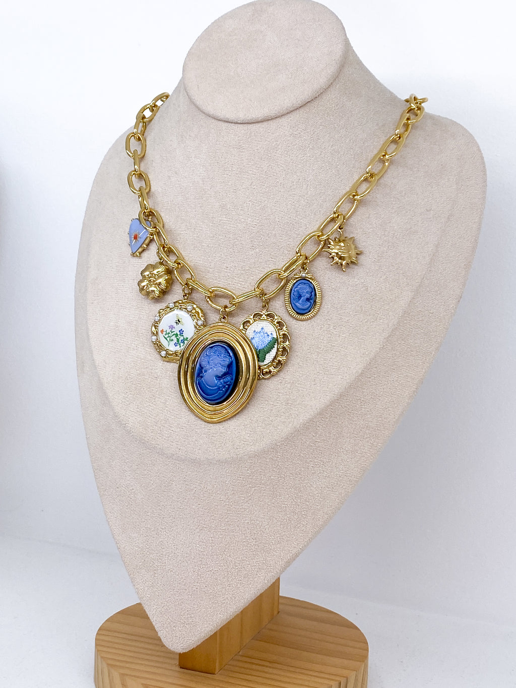 Collier grosse chaîne dorée avec pampilles bleues