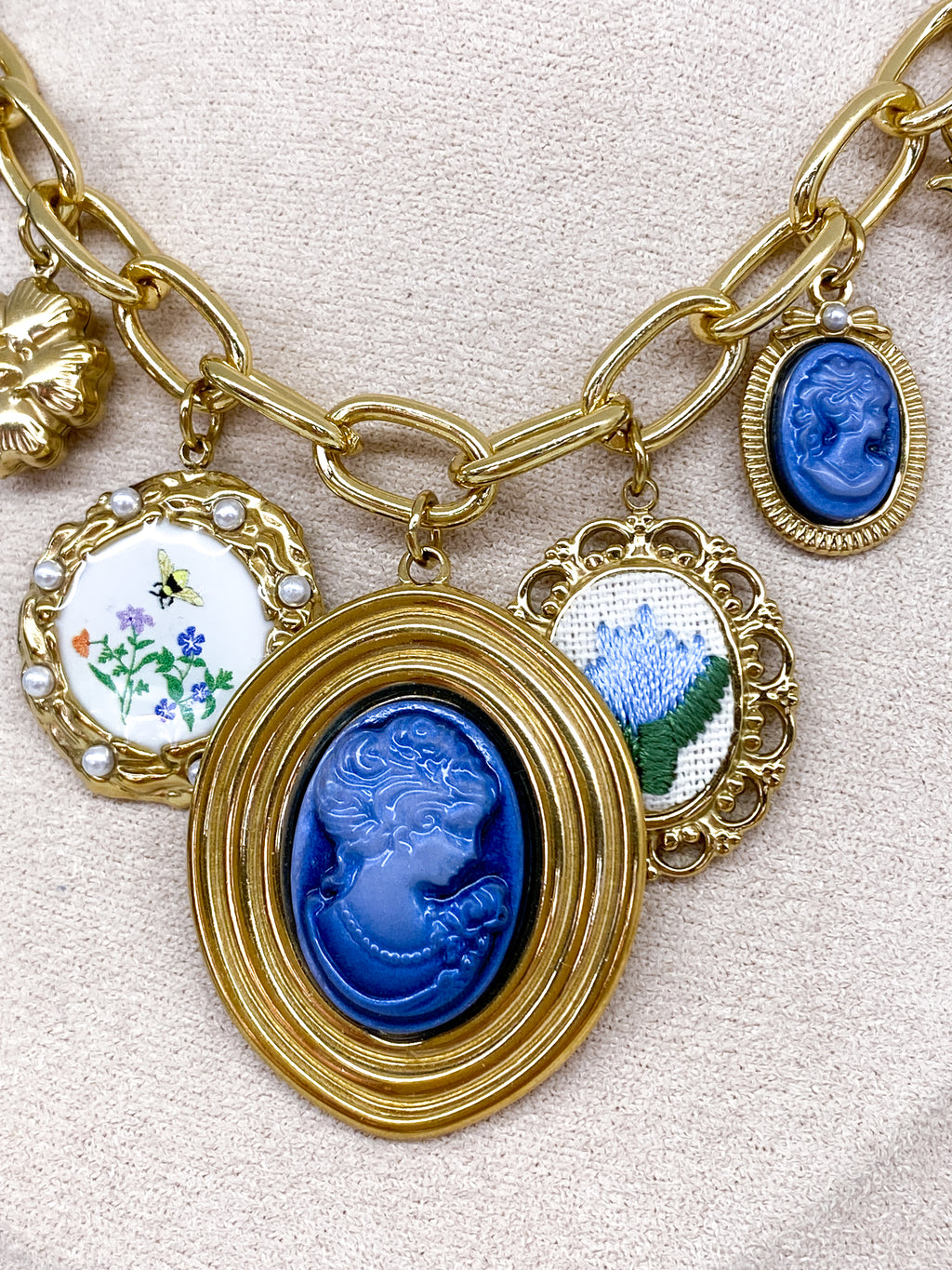 Collier grosse chaîne dorée avec pampilles bleues