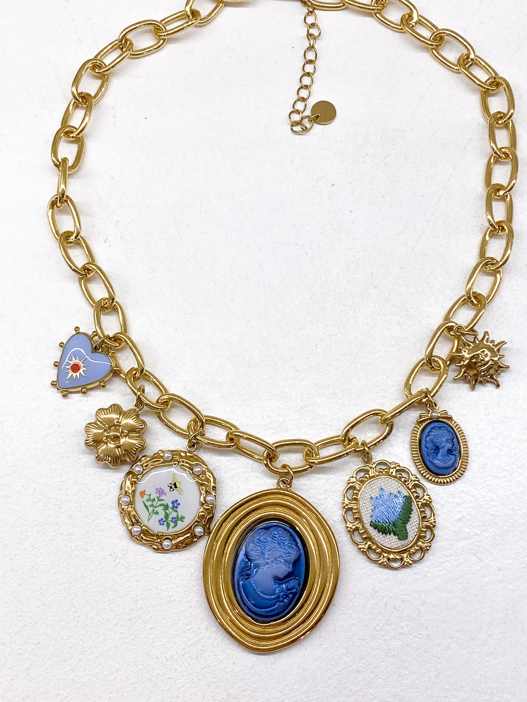 Collier grosse chaîne dorée avec pampilles bleues