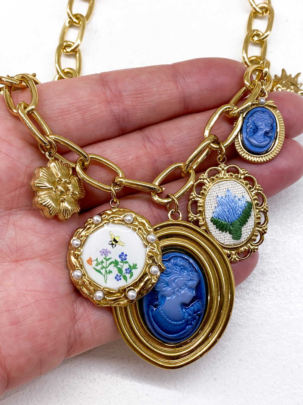 Collier grosse chaîne dorée avec pampilles bleues
