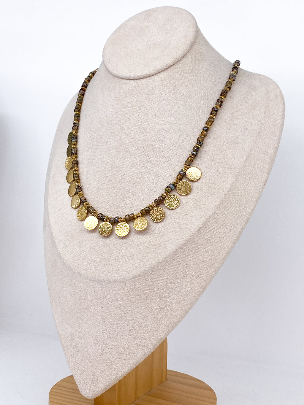 Collier perles en pierre naturelle et pampilles martelées