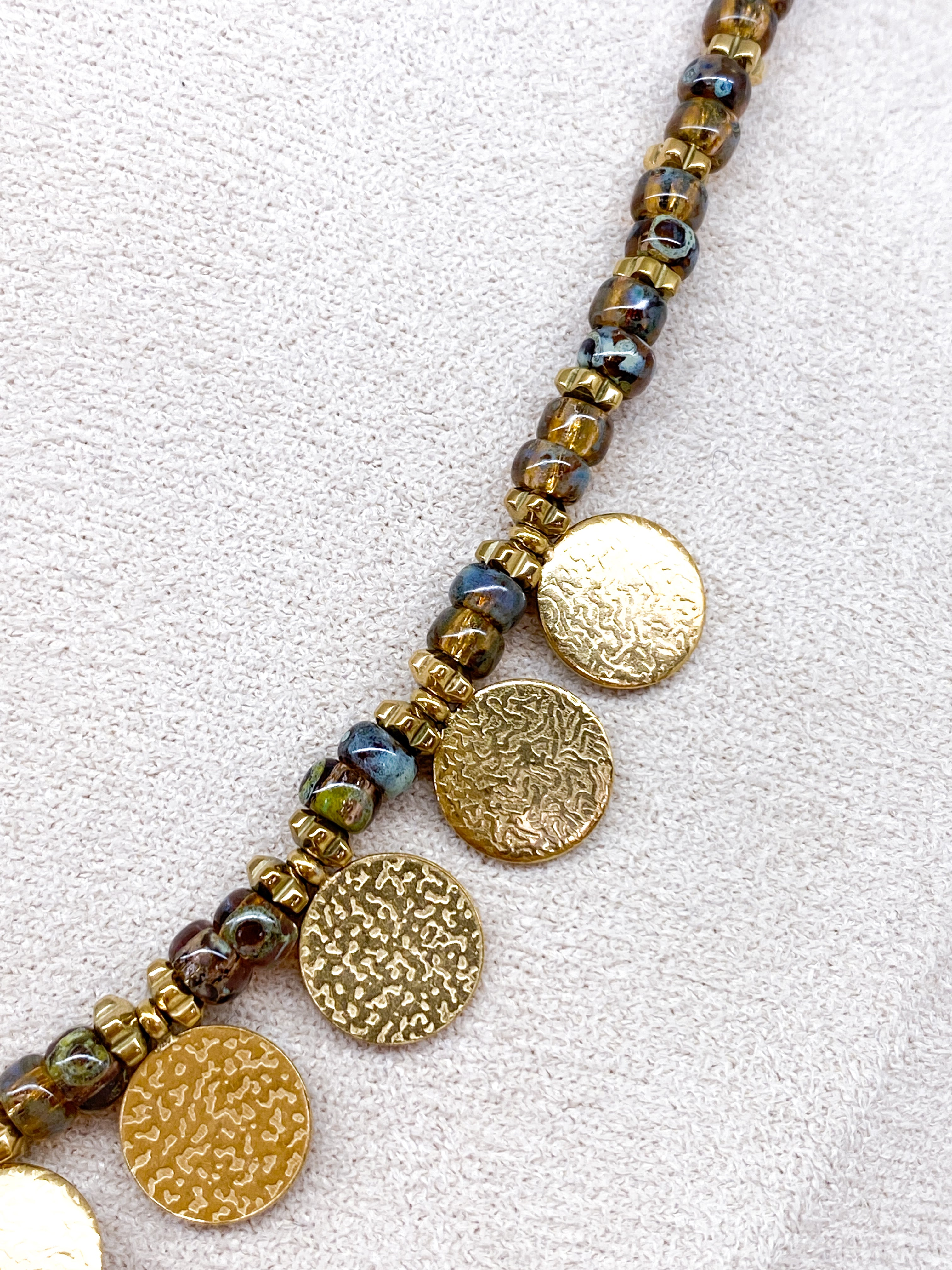 Collier perles en pierre naturelle et pampilles martelées