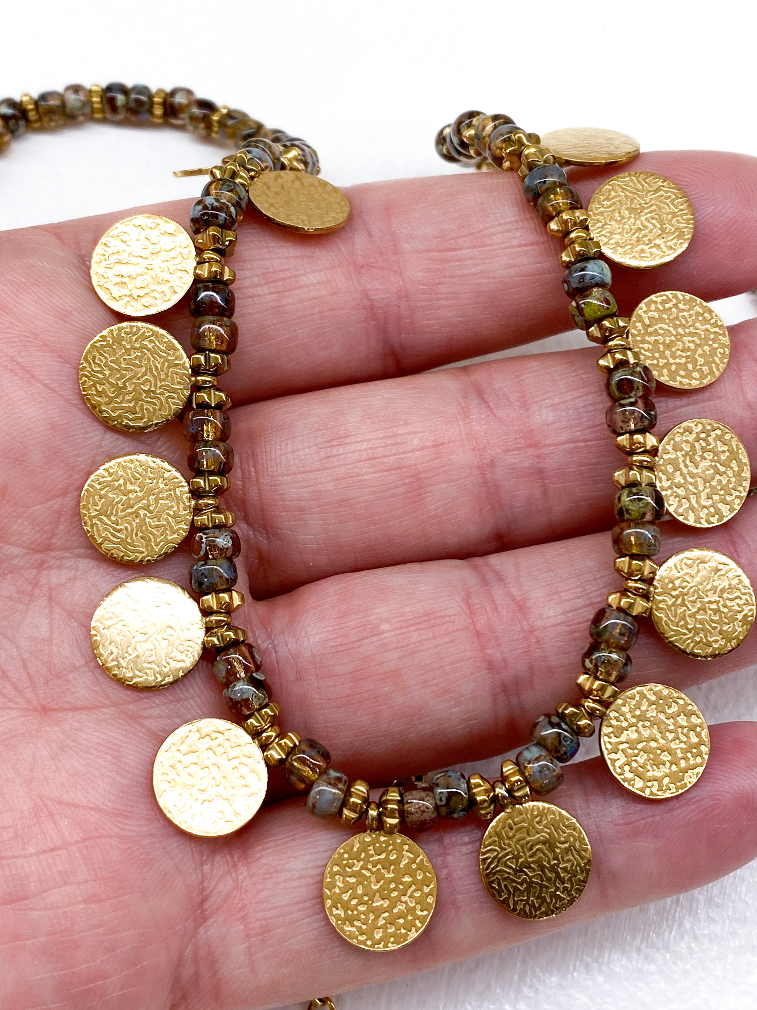 Collier perles en pierre naturelle et pampilles martelées