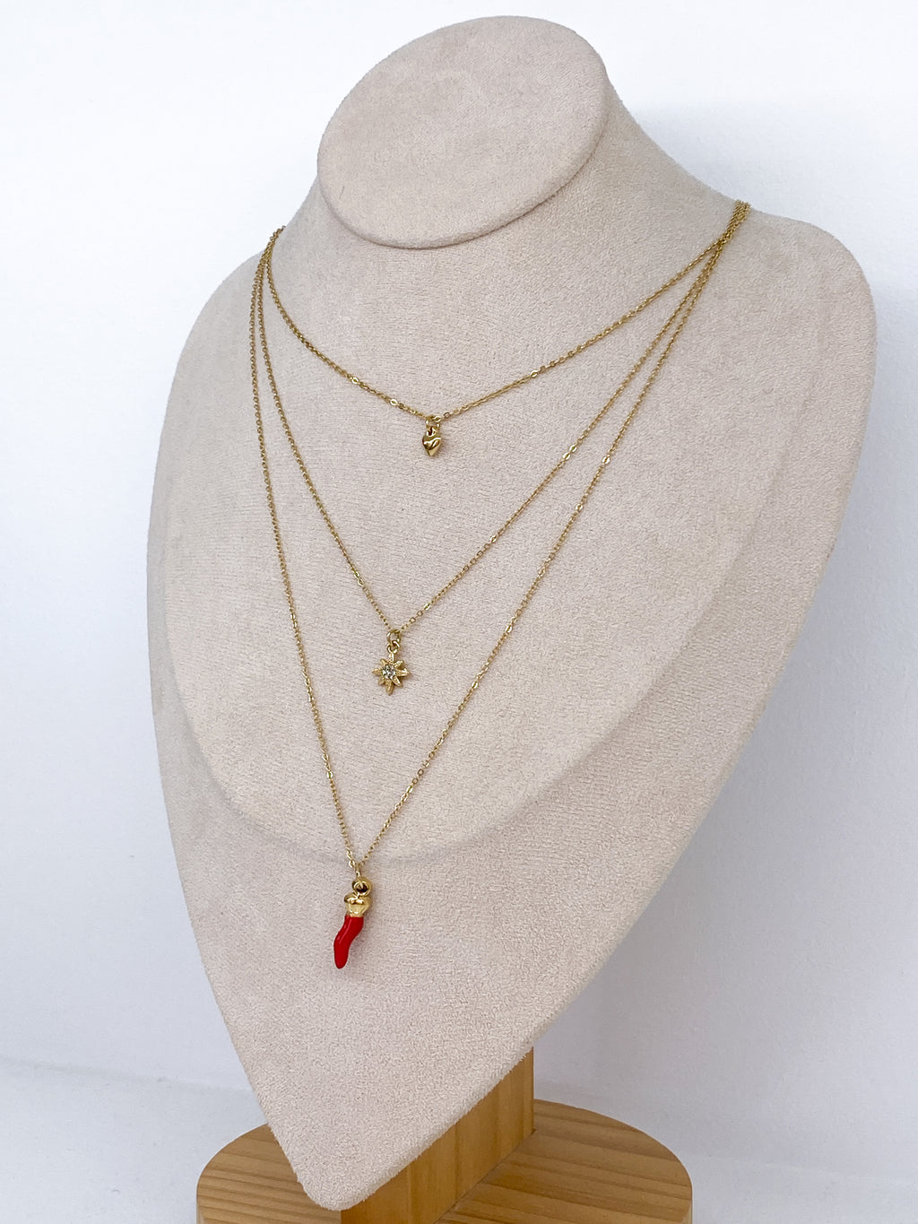 Collier triple doré avec cœur, fleur et piment rouge