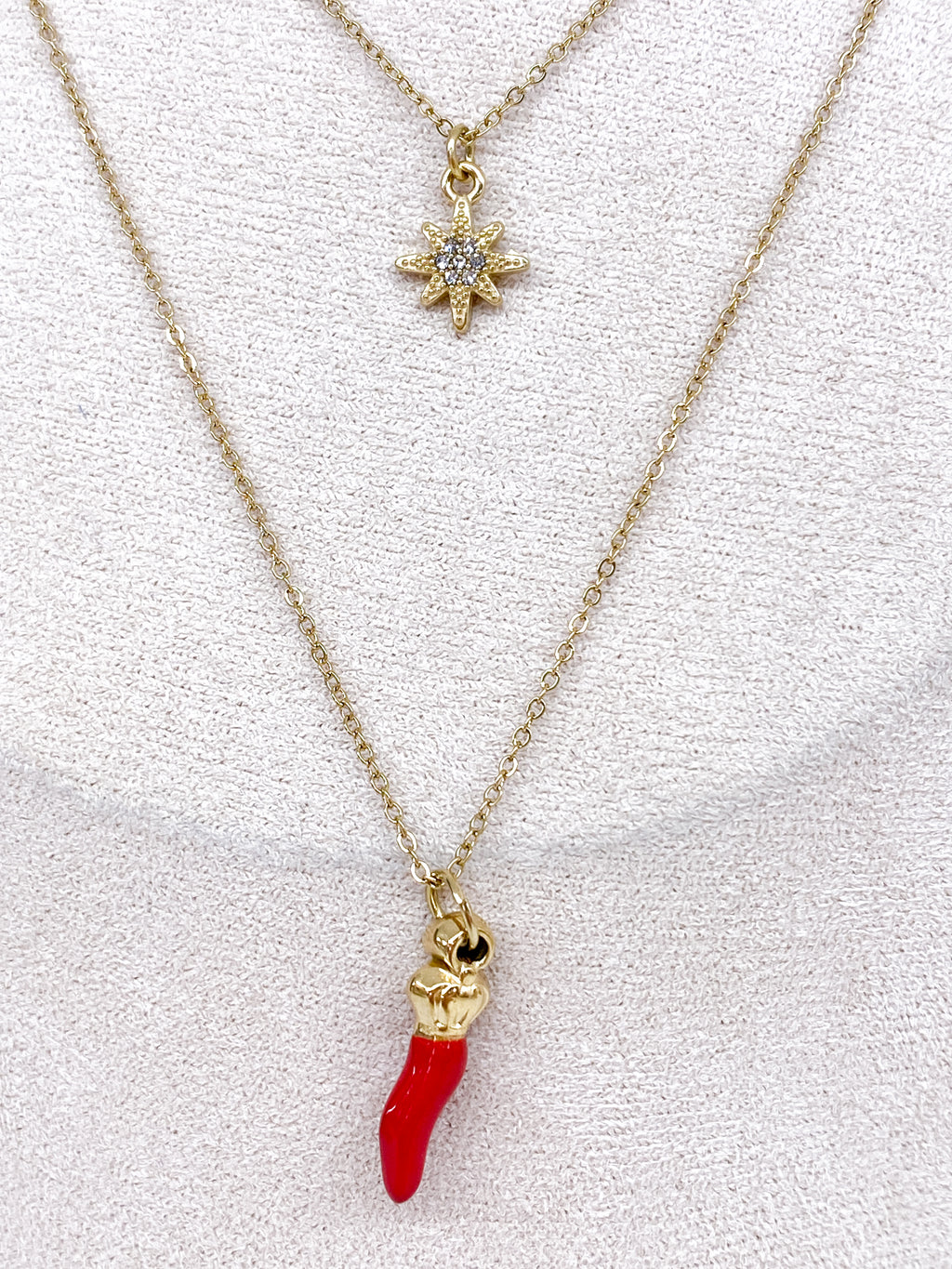 Collier triple doré avec cœur, fleur et piment rouge