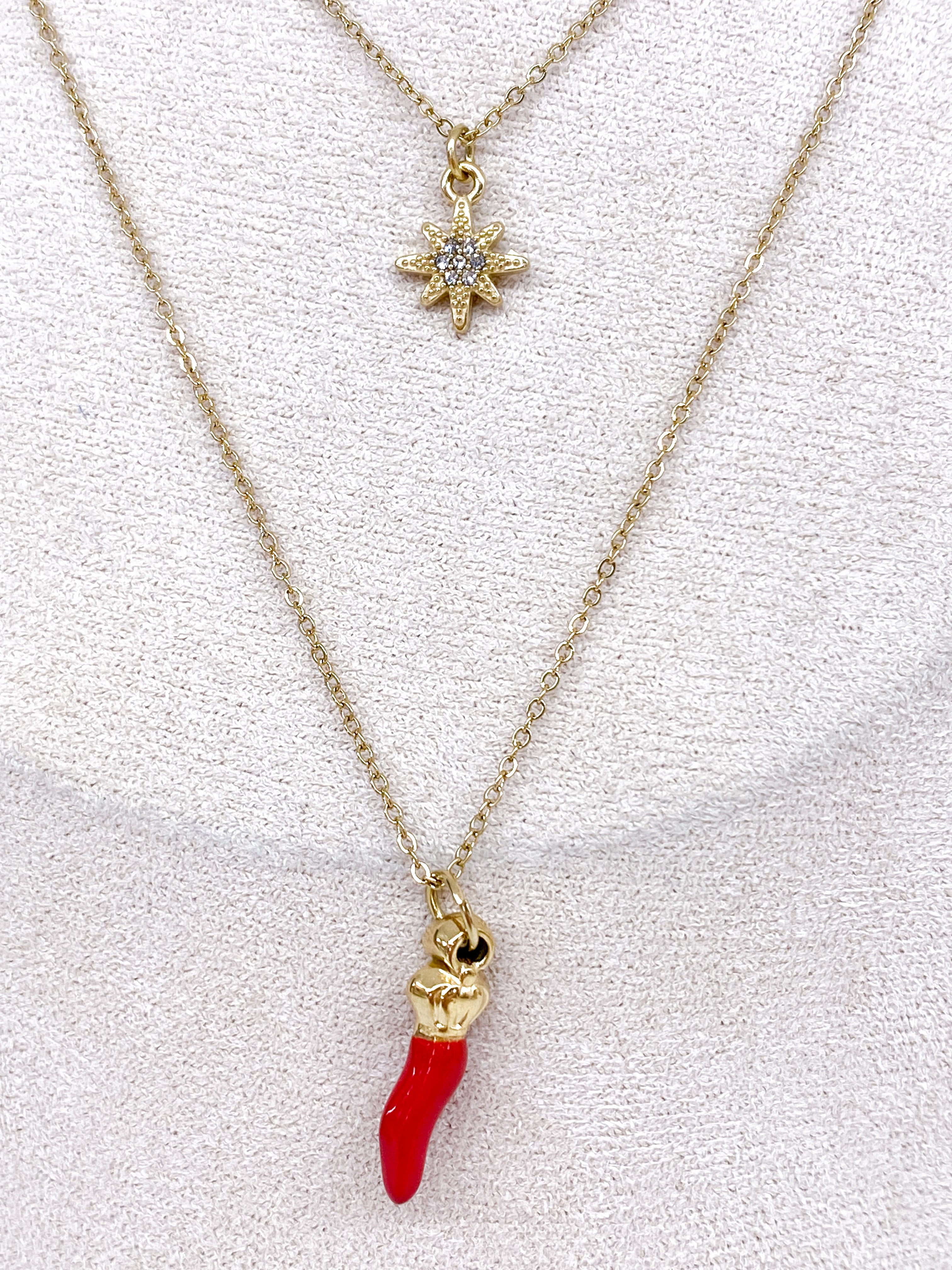 Collier triple doré avec cœur, fleur et piment rouge