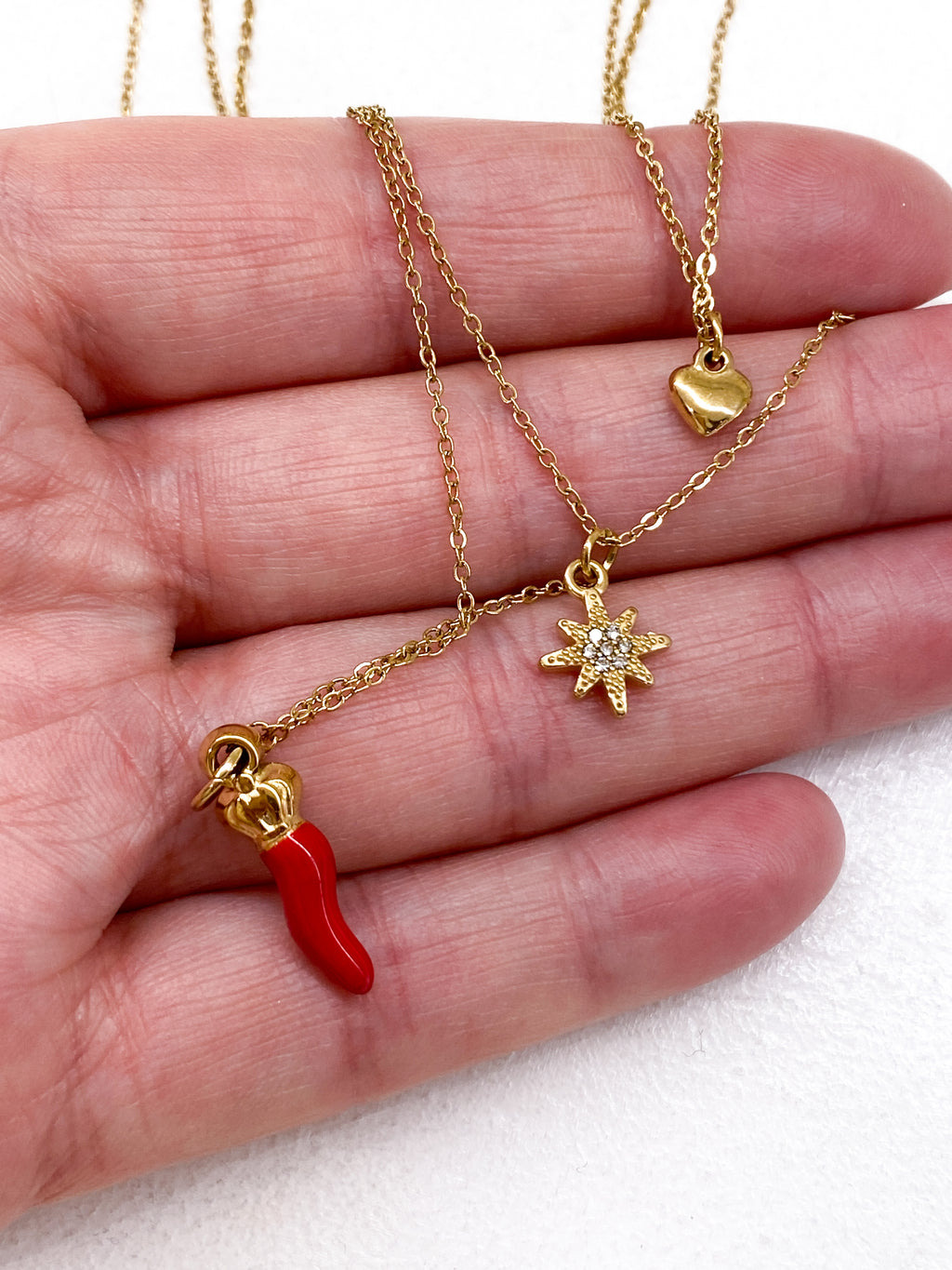 Collier triple doré avec cœur, fleur et piment rouge
