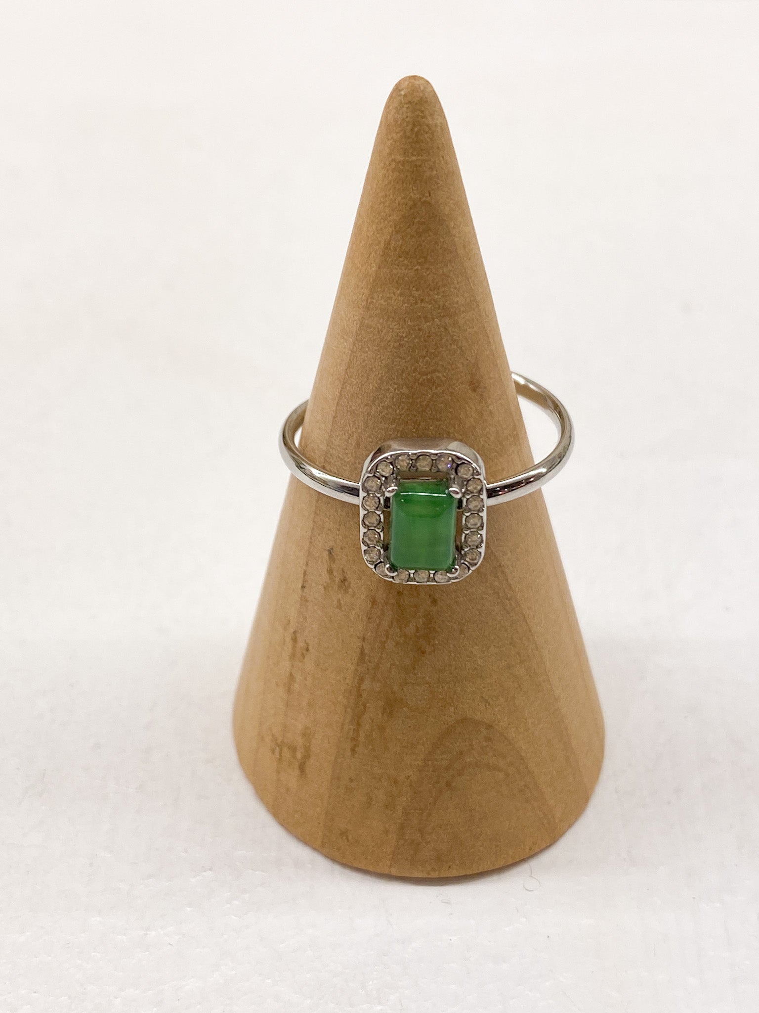 Bague fine argentée – pierre rectangulaire colorée & strass