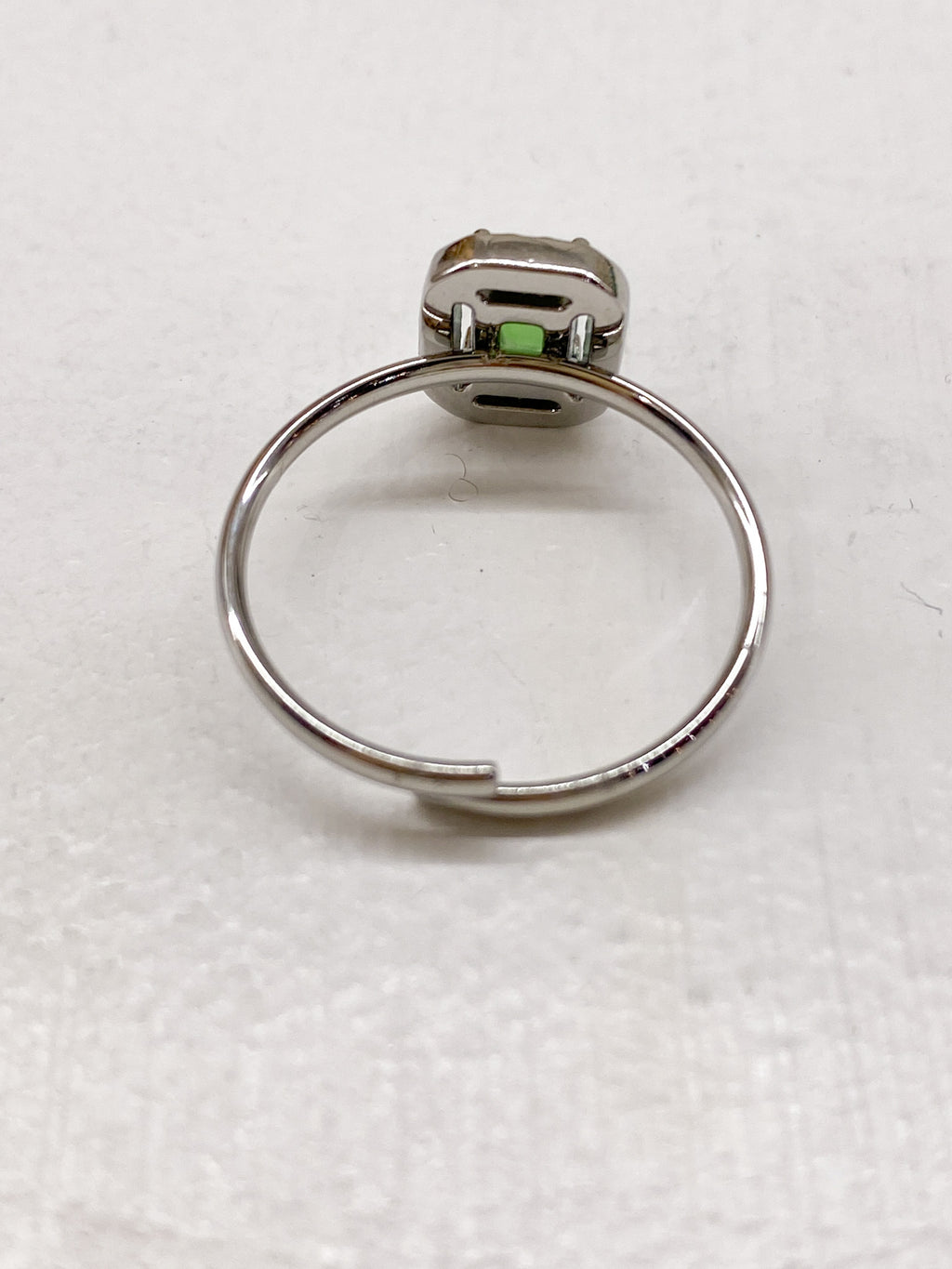 Bague fine argentée – pierre rectangulaire colorée & strass