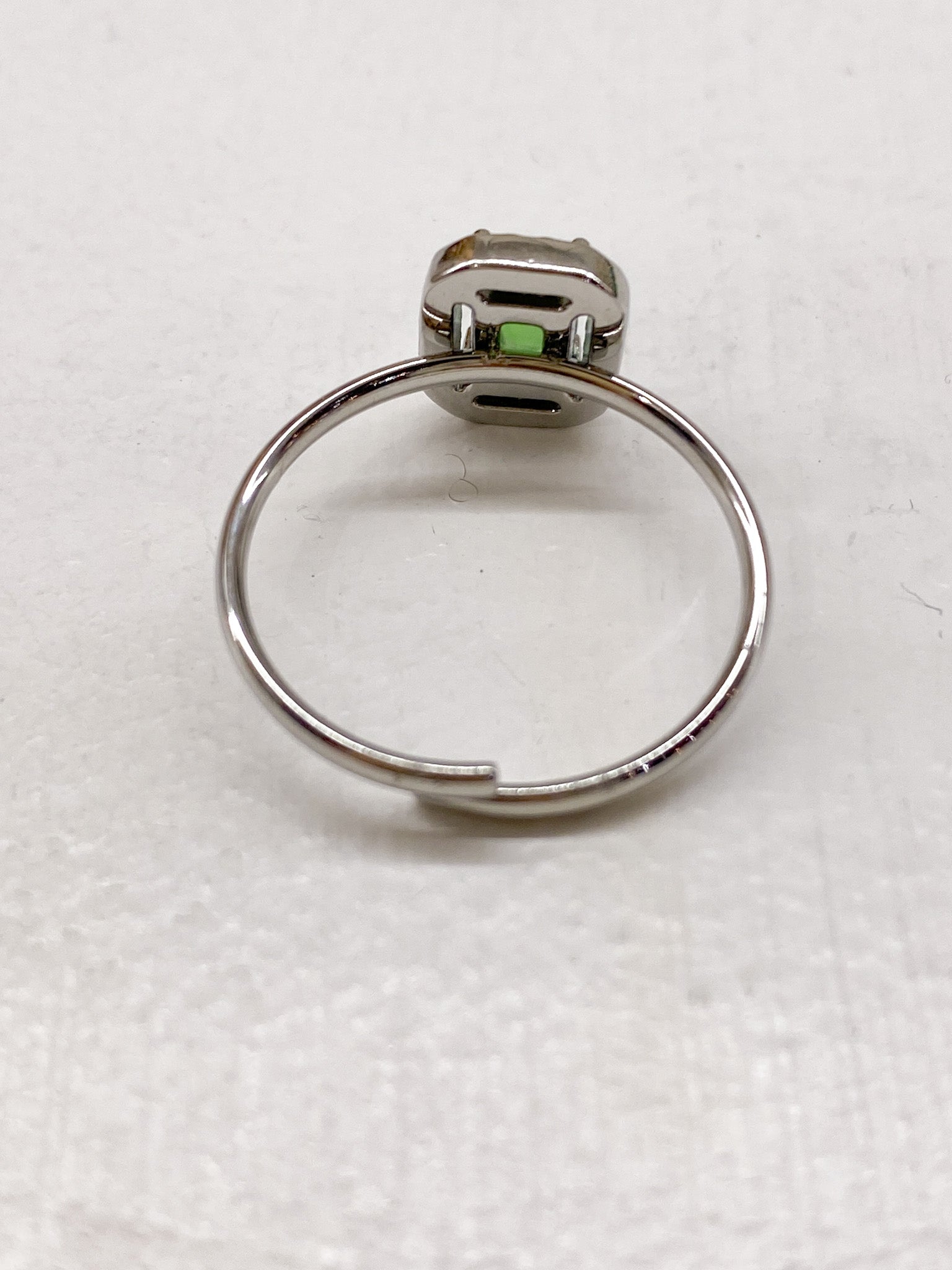Bague fine argentée – pierre rectangulaire colorée & strass