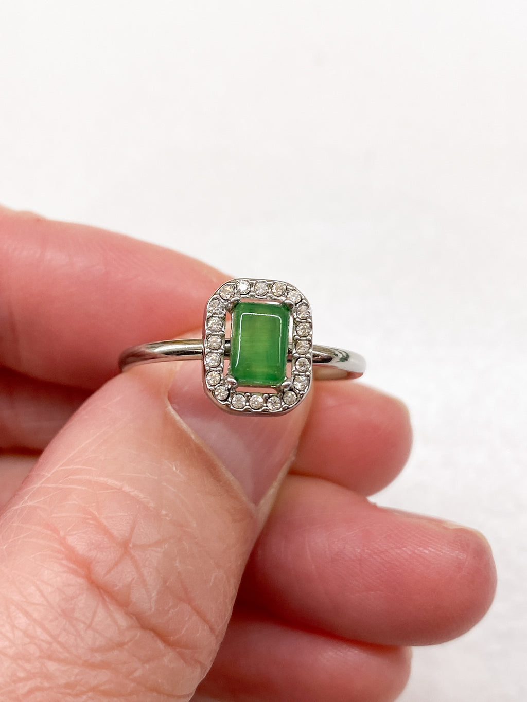 Bague fine argentée – pierre rectangulaire colorée & strass