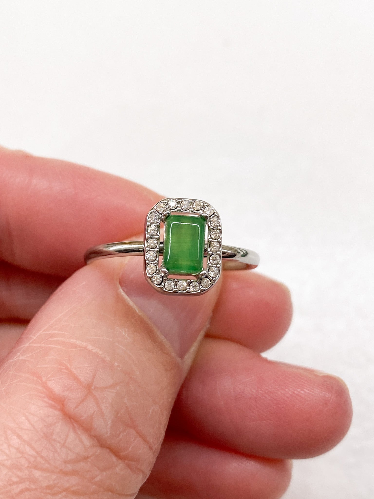 Bague fine argentée – pierre rectangulaire colorée & strass