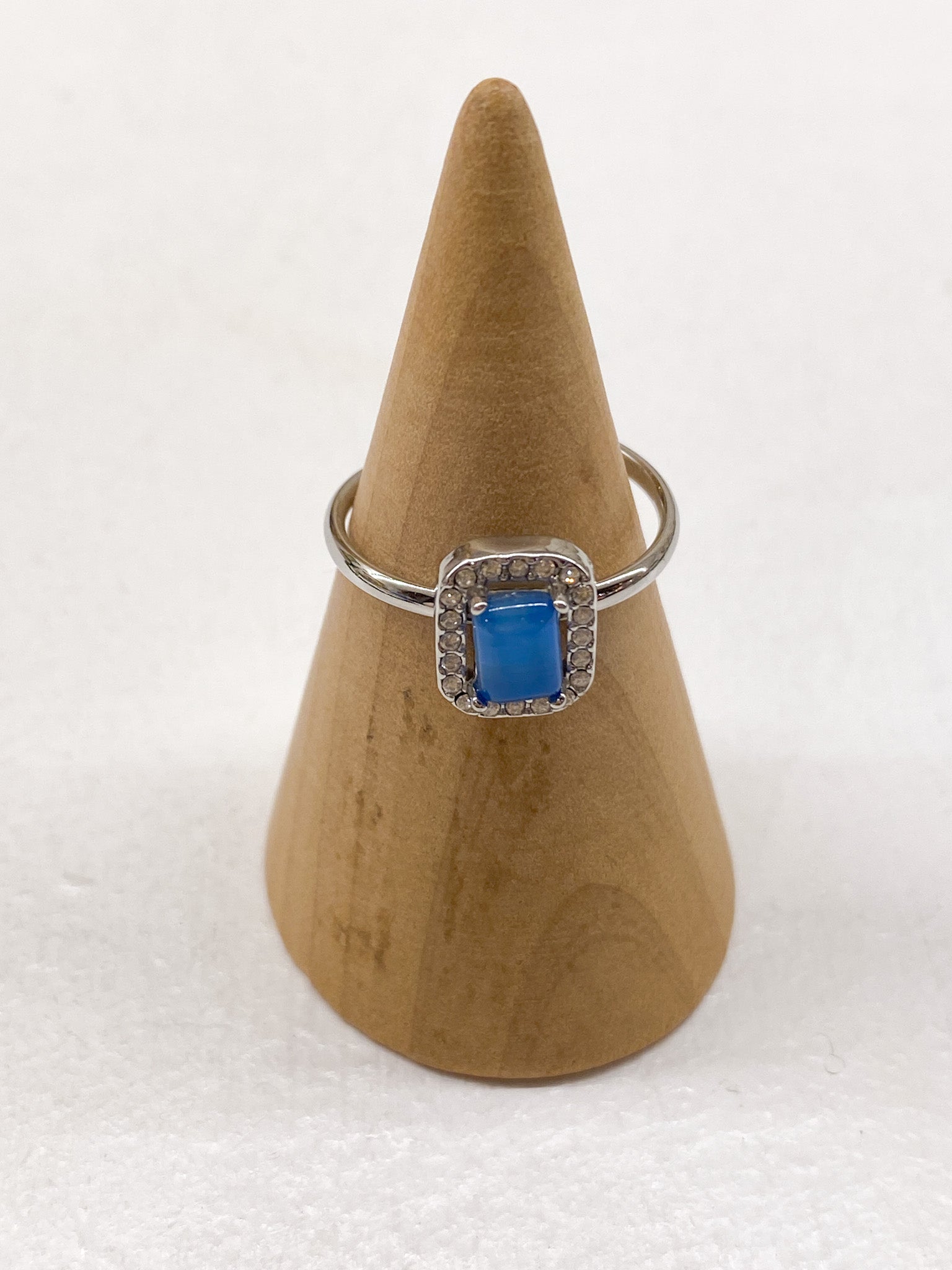 Bague fine argentée – pierre rectangulaire colorée & strass