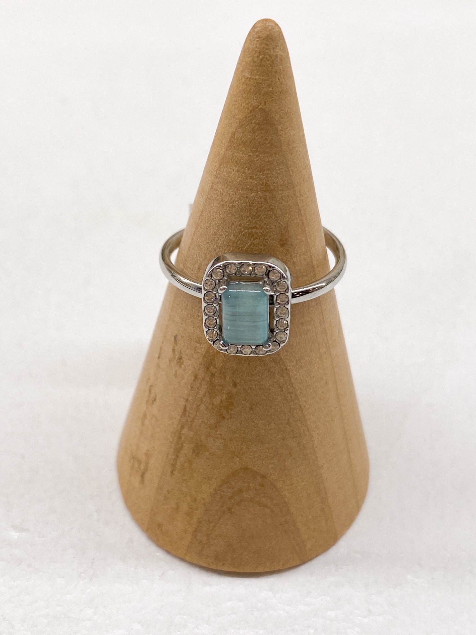 Bague fine argentée – pierre rectangulaire colorée & strass