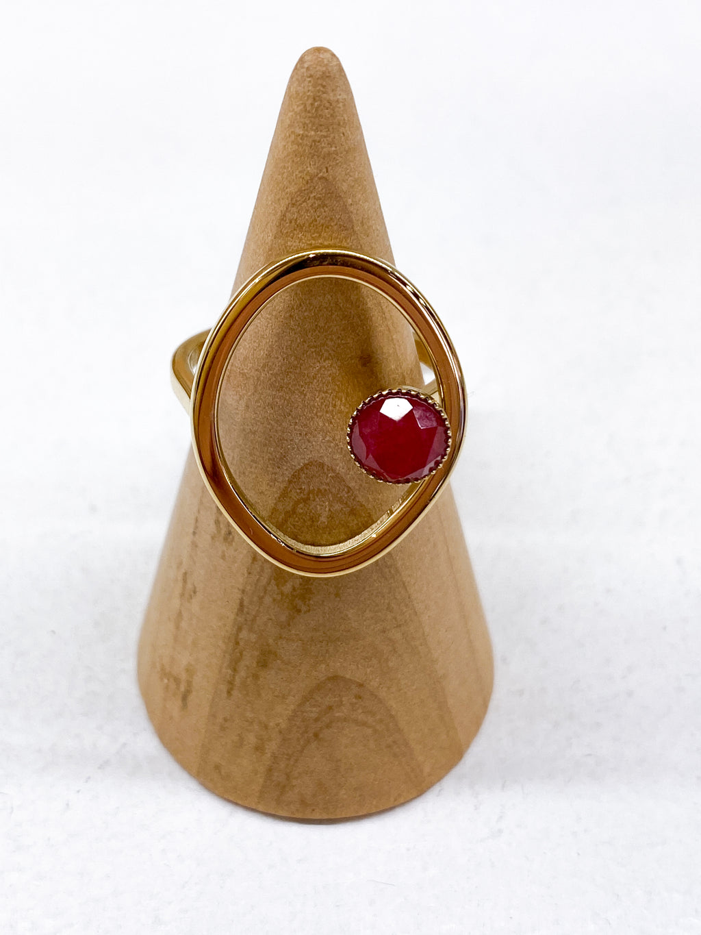 Bague fine dorée avec pierre naturelle
