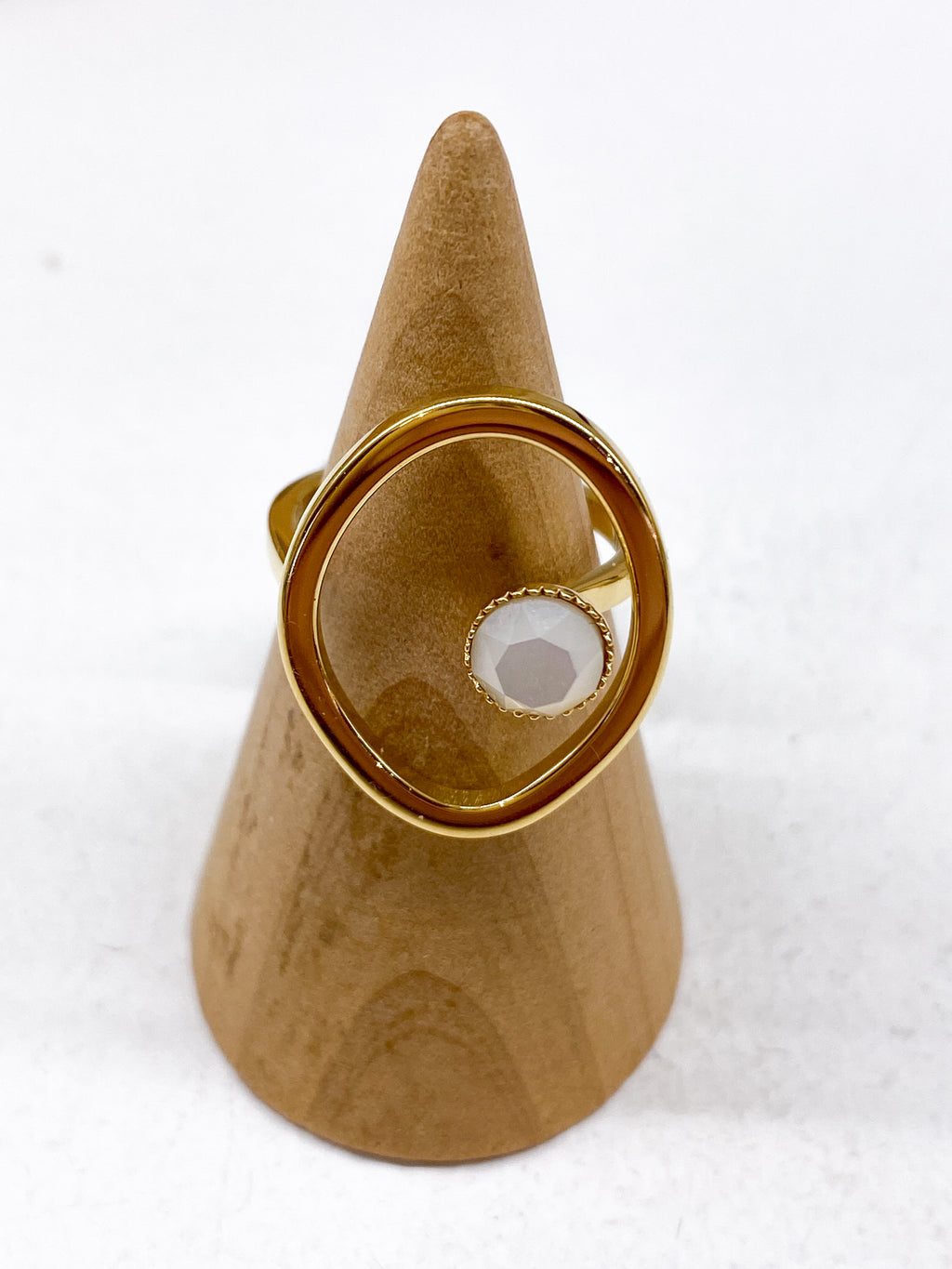 Bague fine dorée avec pierre naturelle