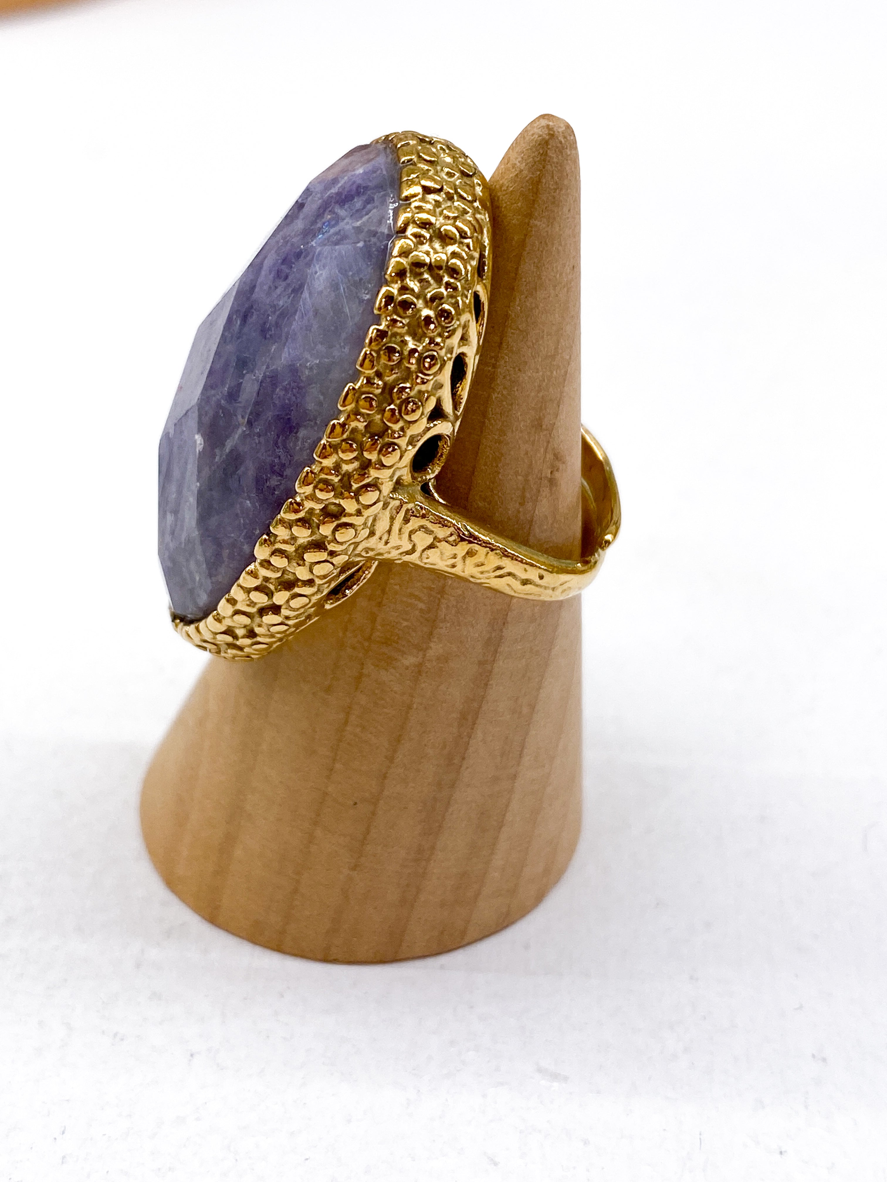 Grande bague dorée avec pierre naturelle ovale